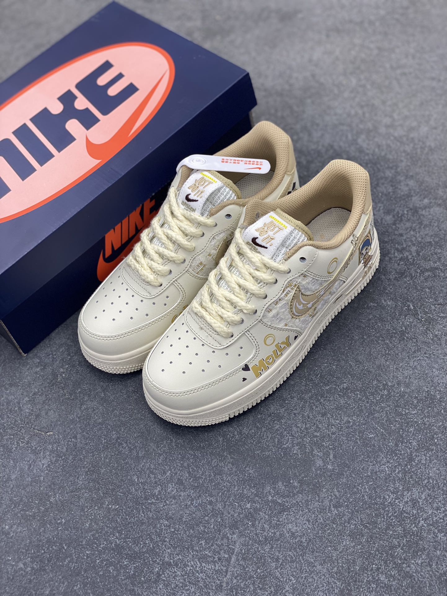 图片[8]-小香风系列“泡泡玛特Molly” Air Force 1’07 Low \”Matt Molly\”空军一号经典低帮百搭休闲运动板鞋 在琳琅满目的潮玩世界里，泡泡玛特的Molly就像一颗闪耀的明星，散发着独特魅力。Molly有着大大的眼睛，眼眸清澈明亮，好似藏着浩瀚星河，眼睫毛又长又翘，根根分明，赋予她一种天真无邪的灵动气质 货号：FJ7740-210 尺码：36 36.5 37.5 38 38.5 39 40 40.5 41 42 42.5 43 44 44.5 45-选品中心