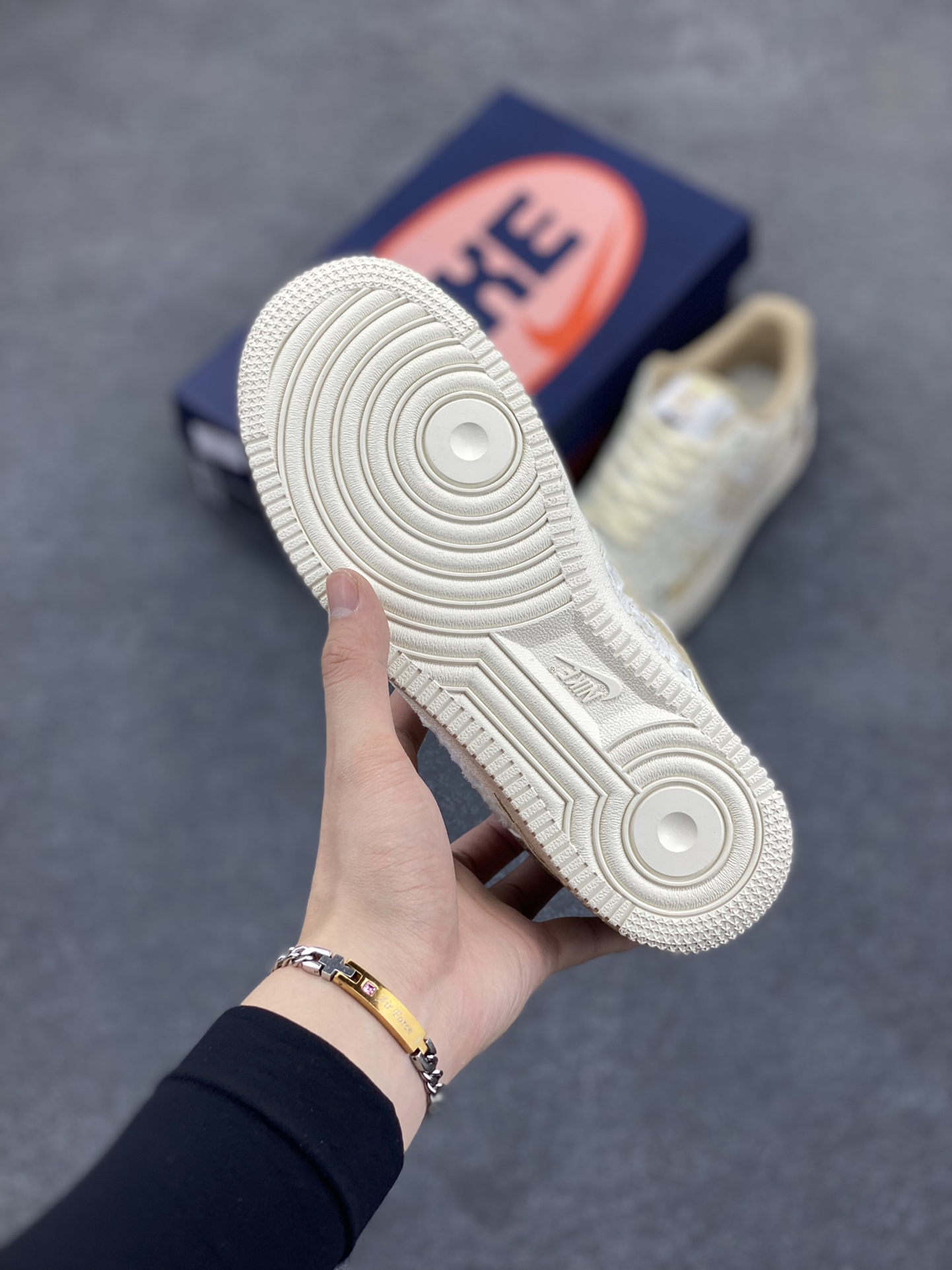 图片[5]-小香风系列“泡泡玛特Molly” Air Force 1’07 Low \”Matt Molly\”空军一号经典低帮百搭休闲运动板鞋 在琳琅满目的潮玩世界里，泡泡玛特的Molly就像一颗闪耀的明星，散发着独特魅力。Molly有着大大的眼睛，眼眸清澈明亮，好似藏着浩瀚星河，眼睫毛又长又翘，根根分明，赋予她一种天真无邪的灵动气质 货号：FJ7740-210 尺码：36 36.5 37.5 38 38.5 39 40 40.5 41 42 42.5 43 44 44.5 45-选品中心