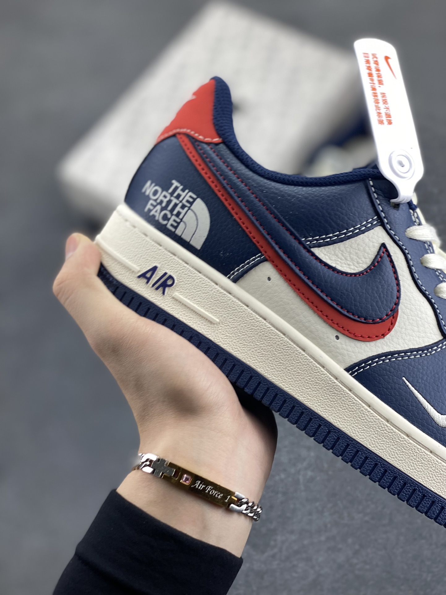 图片[6]-NIke Air Force 1 \’07 Low “北面联名——蓝红双勾”空军一号 低帮 运动鞋 休闲鞋 折边针车 工艺难度大 原楦头原纸板 原装鞋盒 定制五金配件 内置全掌气垫 原厂鞋底 货号：XS1958-521 尺码：36 36.5 37.5 38 38.5 39 40 40.5 41 42 42.5 43 44 44.5 45-选品中心