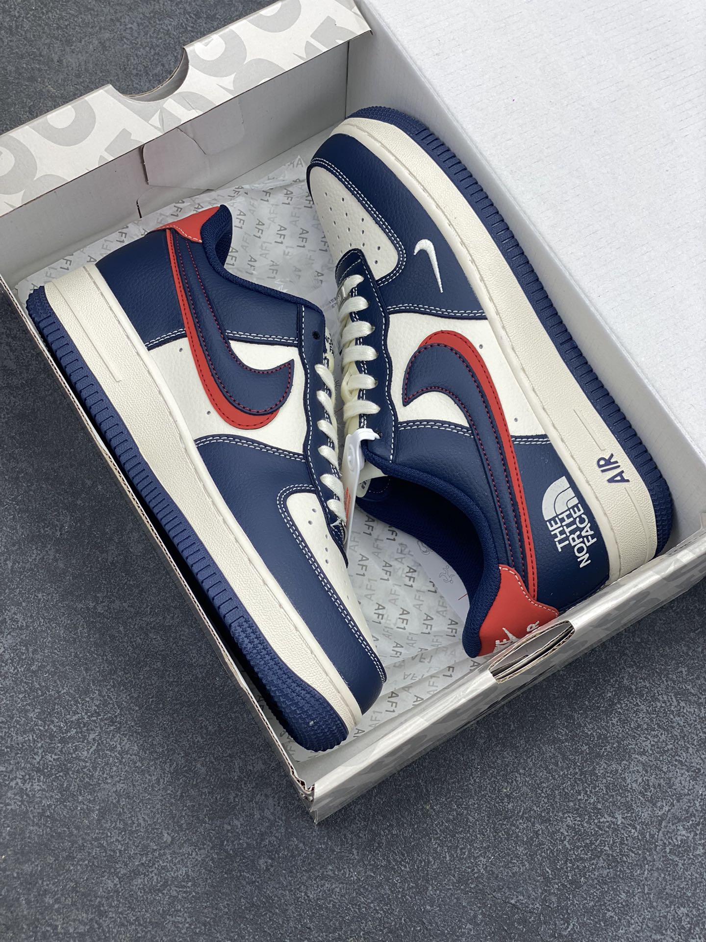 图片[9]-NIke Air Force 1 \’07 Low “北面联名——蓝红双勾”空军一号 低帮 运动鞋 休闲鞋 折边针车 工艺难度大 原楦头原纸板 原装鞋盒 定制五金配件 内置全掌气垫 原厂鞋底 货号：XS1958-521 尺码：36 36.5 37.5 38 38.5 39 40 40.5 41 42 42.5 43 44 44.5 45-选品中心