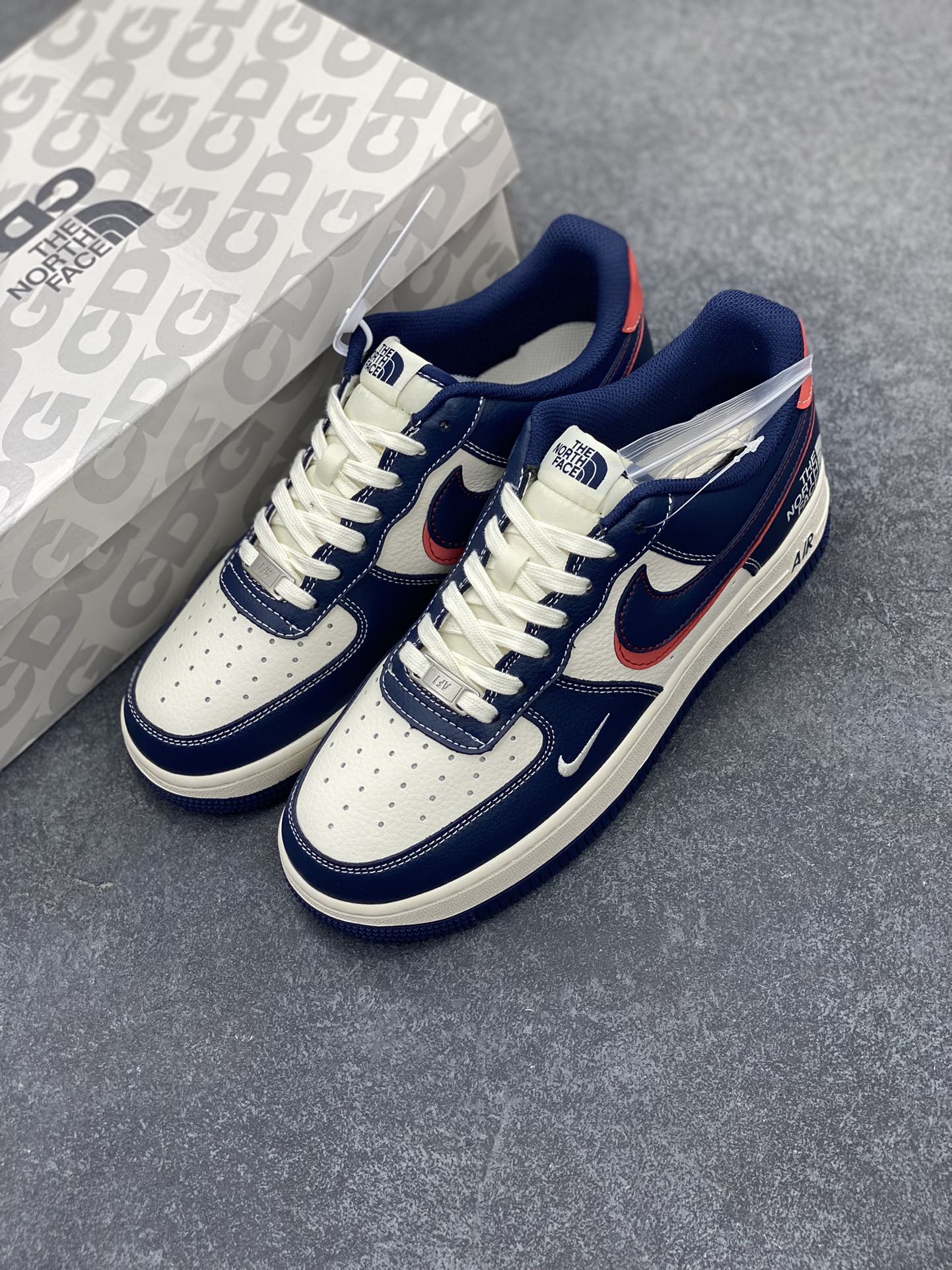 图片[8]-NIke Air Force 1 \’07 Low “北面联名——蓝红双勾”空军一号 低帮 运动鞋 休闲鞋 折边针车 工艺难度大 原楦头原纸板 原装鞋盒 定制五金配件 内置全掌气垫 原厂鞋底 货号：XS1958-521 尺码：36 36.5 37.5 38 38.5 39 40 40.5 41 42 42.5 43 44 44.5 45-选品中心