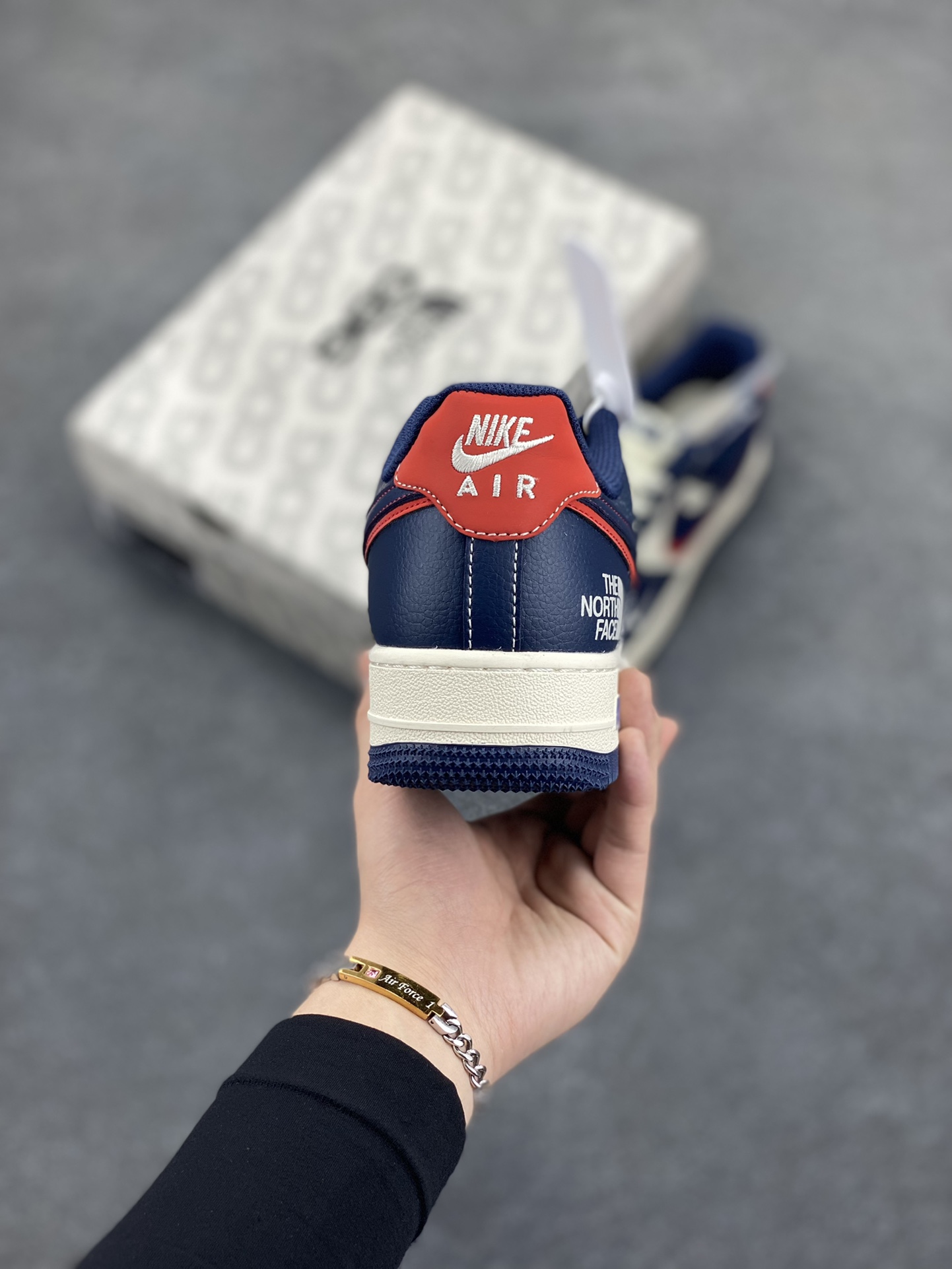 图片[4]-NIke Air Force 1 \’07 Low “北面联名——蓝红双勾”空军一号 低帮 运动鞋 休闲鞋 折边针车 工艺难度大 原楦头原纸板 原装鞋盒 定制五金配件 内置全掌气垫 原厂鞋底 货号：XS1958-521 尺码：36 36.5 37.5 38 38.5 39 40 40.5 41 42 42.5 43 44 44.5 45-选品中心