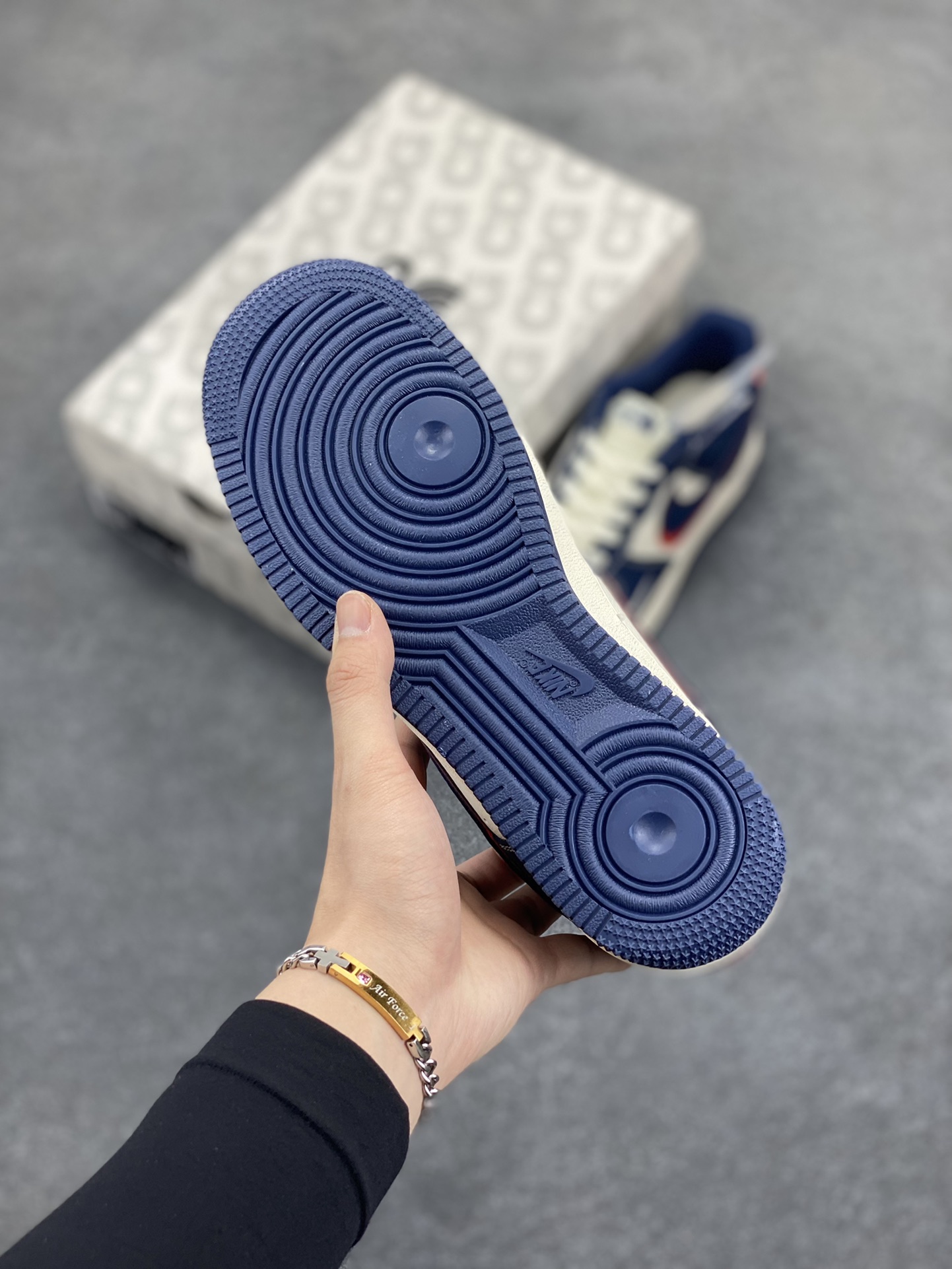 图片[5]-NIke Air Force 1 \’07 Low “北面联名——蓝红双勾”空军一号 低帮 运动鞋 休闲鞋 折边针车 工艺难度大 原楦头原纸板 原装鞋盒 定制五金配件 内置全掌气垫 原厂鞋底 货号：XS1958-521 尺码：36 36.5 37.5 38 38.5 39 40 40.5 41 42 42.5 43 44 44.5 45-选品中心