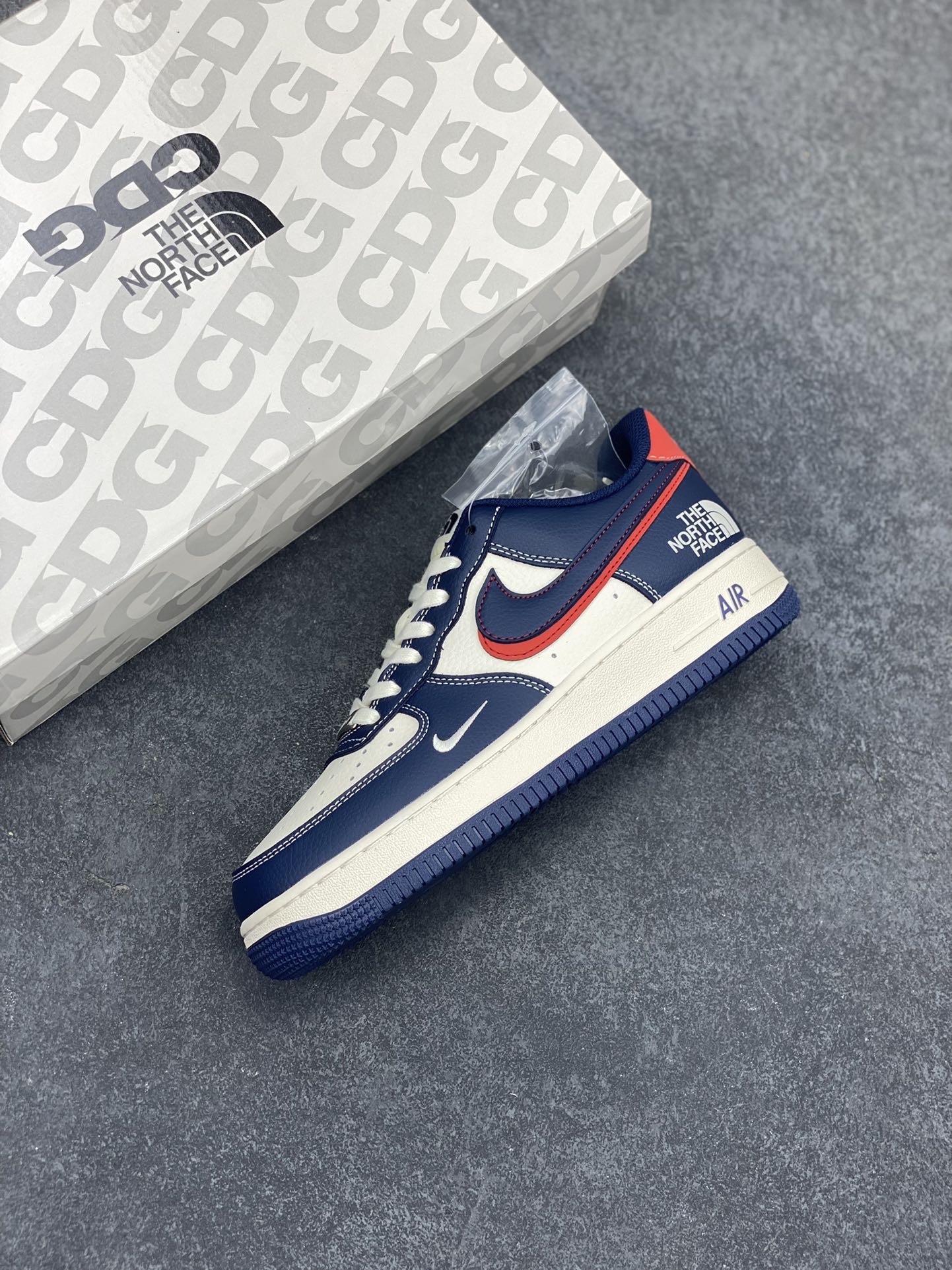 图片[7]-NIke Air Force 1 \’07 Low “北面联名——蓝红双勾”空军一号 低帮 运动鞋 休闲鞋 折边针车 工艺难度大 原楦头原纸板 原装鞋盒 定制五金配件 内置全掌气垫 原厂鞋底 货号：XS1958-521 尺码：36 36.5 37.5 38 38.5 39 40 40.5 41 42 42.5 43 44 44.5 45-选品中心