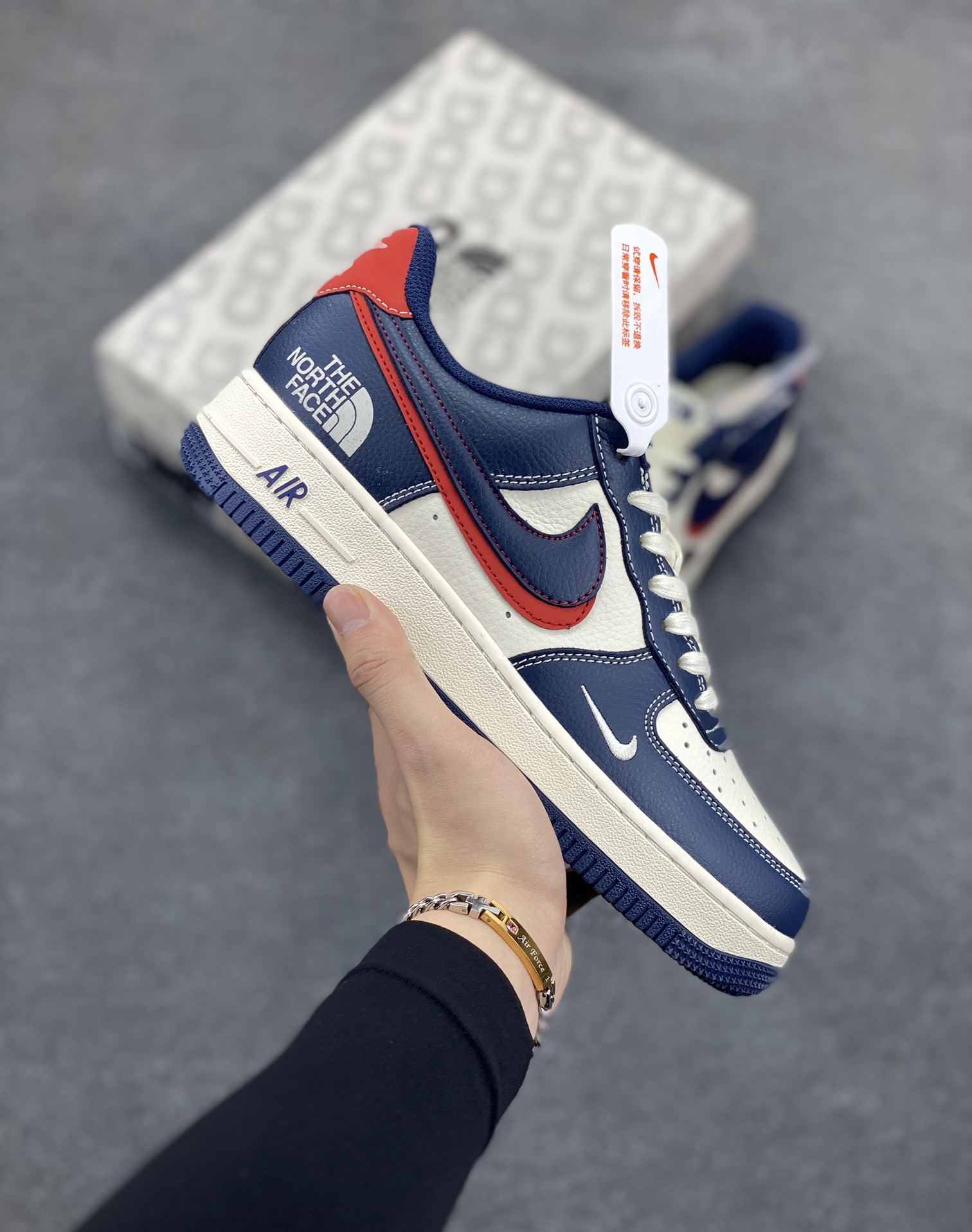 NIke Air Force 1 \’07 Low “北面联名——蓝红双勾”空军一号 低帮 运动鞋 休闲鞋 折边针车 工艺难度大 原楦头原纸板 原装鞋盒 定制五金配件 内置全掌气垫 原厂鞋底 货号:XS1958-521 尺码:36 36.5 37.5 38 38.5 39 40 40.5 41 42 42.5 43 44 44.5 45-选品中心