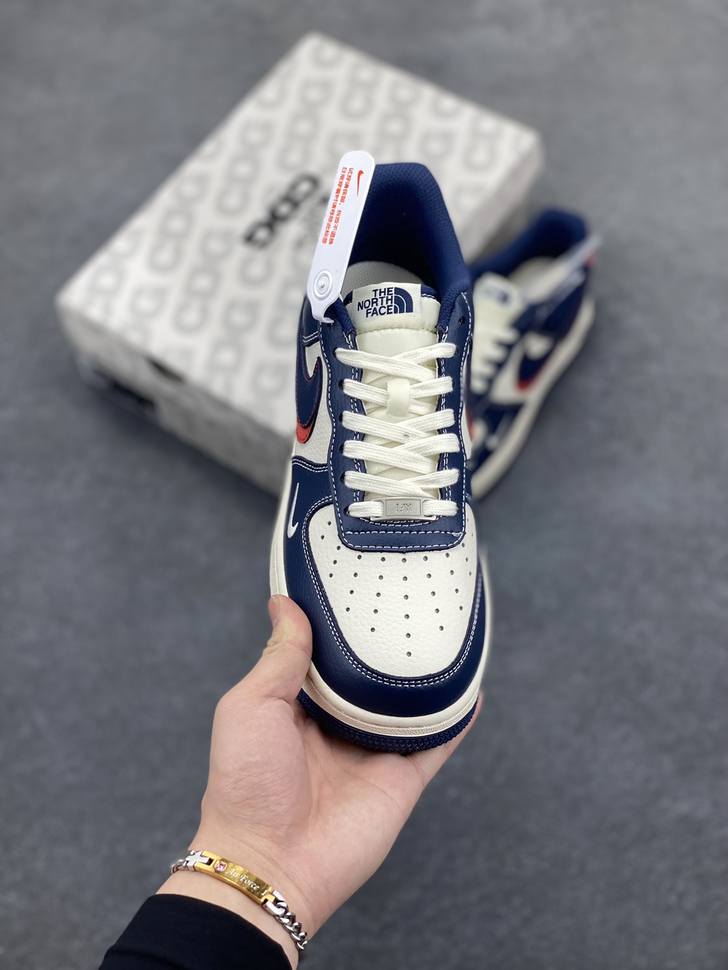 图片[2]-NIke Air Force 1 \’07 Low “北面联名——蓝红双勾”空军一号 低帮 运动鞋 休闲鞋 折边针车 工艺难度大 原楦头原纸板 原装鞋盒 定制五金配件 内置全掌气垫 原厂鞋底 货号：XS1958-521 尺码：36 36.5 37.5 38 38.5 39 40 40.5 41 42 42.5 43 44 44.5 45-选品中心