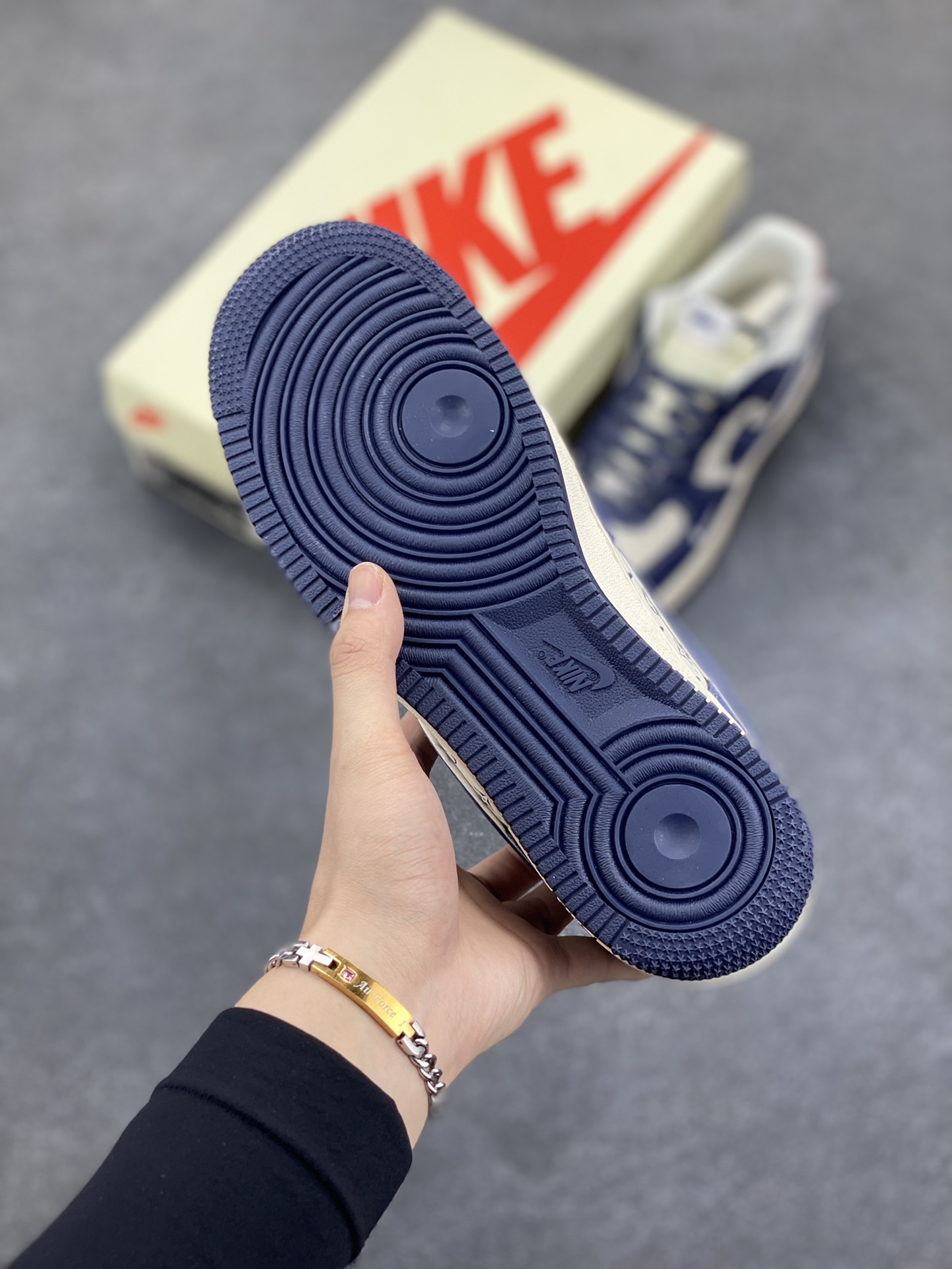 图片[5]-NIke Air Force 1 \’07 Low “斯图西联名–深蓝红印花”空军一号 低帮 运动鞋 休闲鞋 折边针车 工艺难度大 原楦头原纸板 原装鞋盒 定制五金配件 内置全掌气垫 原厂鞋底 货号：XZ6188-350 尺码：36 36.5 37.5 38 38.5 39 40 40.5 41 42 42.5 43 44 44.5 45-选品中心