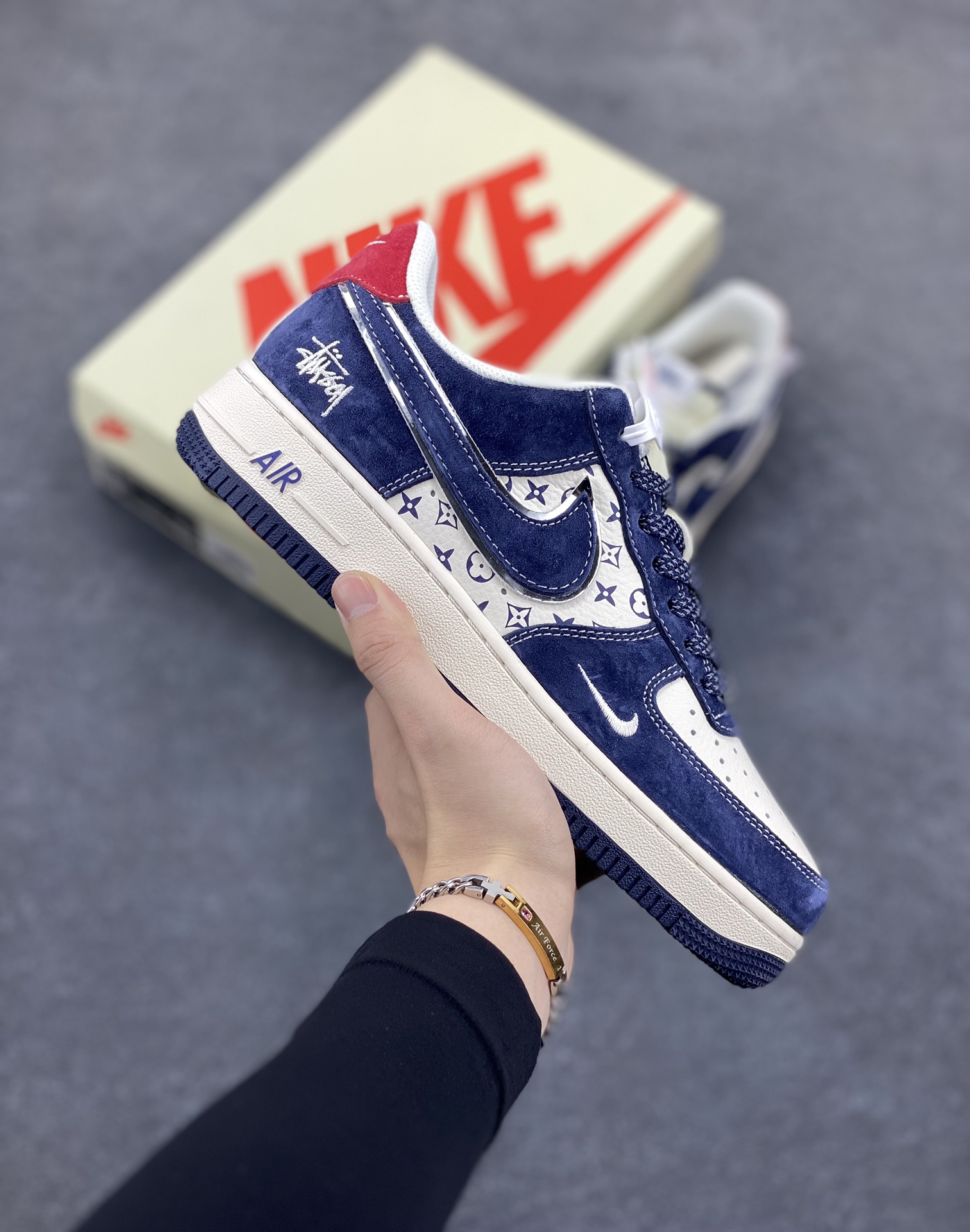 NIke Air Force 1 \’07 Low “斯图西联名–深蓝红印花”空军一号 低帮 运动鞋 休闲鞋 折边针车 工艺难度大 原楦头原纸板 原装鞋盒 定制五金配件 内置全掌气垫 原厂鞋底 货号:XZ6188-350 尺码:36 36.5 37.5 38 38.5 39 40 40.5 41 42 42.5 43 44 44.5 45-选品中心