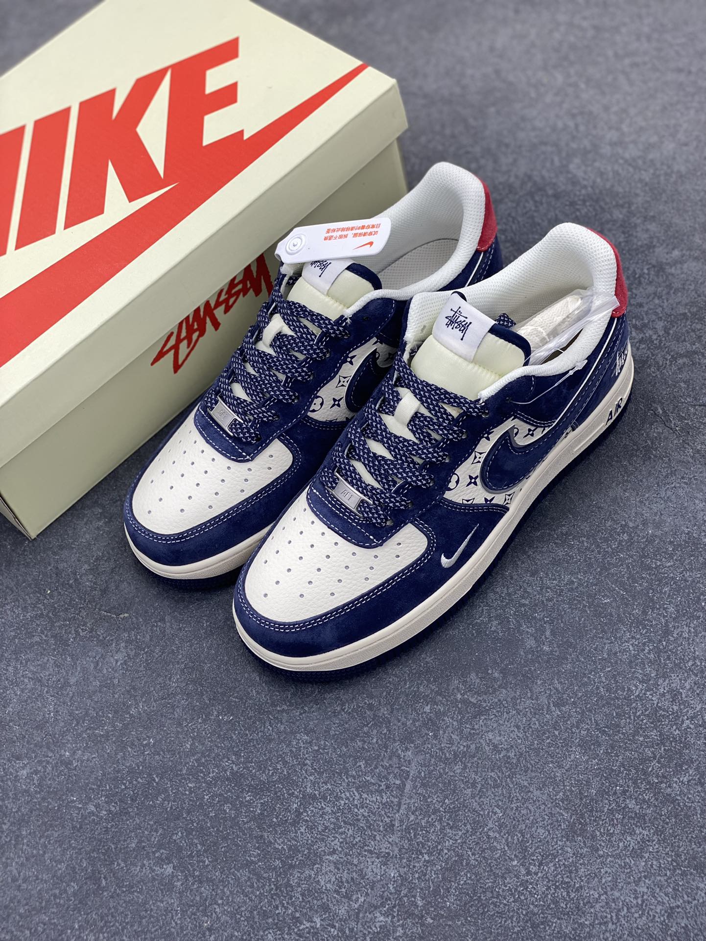 图片[8]-NIke Air Force 1 \’07 Low “斯图西联名–深蓝红印花”空军一号 低帮 运动鞋 休闲鞋 折边针车 工艺难度大 原楦头原纸板 原装鞋盒 定制五金配件 内置全掌气垫 原厂鞋底 货号：XZ6188-350 尺码：36 36.5 37.5 38 38.5 39 40 40.5 41 42 42.5 43 44 44.5 45-选品中心
