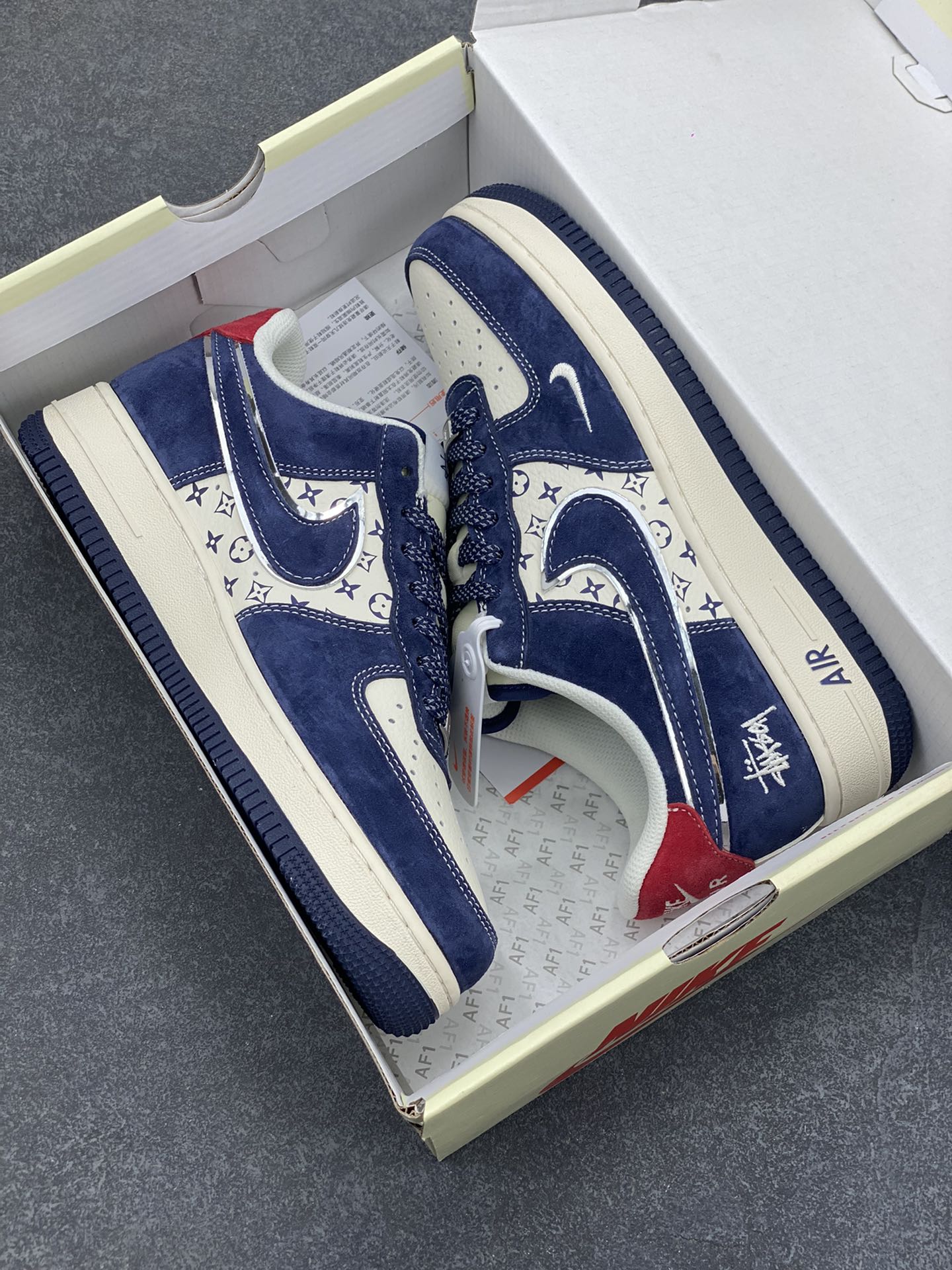 图片[9]-NIke Air Force 1 \’07 Low “斯图西联名–深蓝红印花”空军一号 低帮 运动鞋 休闲鞋 折边针车 工艺难度大 原楦头原纸板 原装鞋盒 定制五金配件 内置全掌气垫 原厂鞋底 货号：XZ6188-350 尺码：36 36.5 37.5 38 38.5 39 40 40.5 41 42 42.5 43 44 44.5 45-选品中心