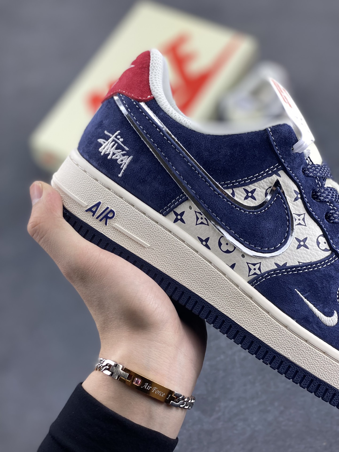 图片[6]-NIke Air Force 1 \’07 Low “斯图西联名–深蓝红印花”空军一号 低帮 运动鞋 休闲鞋 折边针车 工艺难度大 原楦头原纸板 原装鞋盒 定制五金配件 内置全掌气垫 原厂鞋底 货号：XZ6188-350 尺码：36 36.5 37.5 38 38.5 39 40 40.5 41 42 42.5 43 44 44.5 45-选品中心