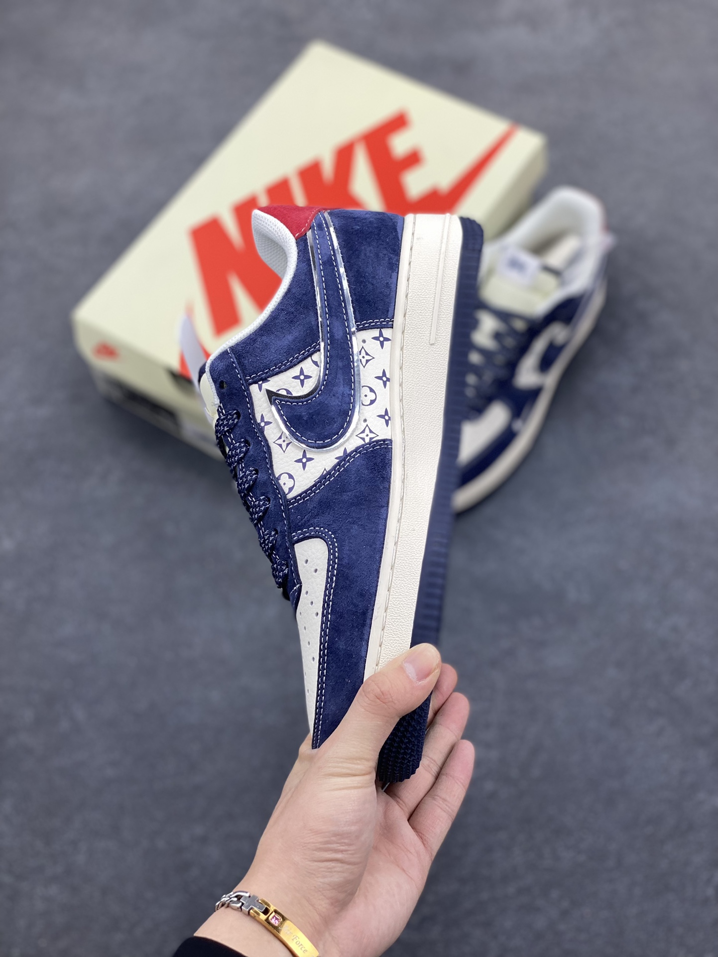 图片[3]-NIke Air Force 1 \’07 Low “斯图西联名–深蓝红印花”空军一号 低帮 运动鞋 休闲鞋 折边针车 工艺难度大 原楦头原纸板 原装鞋盒 定制五金配件 内置全掌气垫 原厂鞋底 货号：XZ6188-350 尺码：36 36.5 37.5 38 38.5 39 40 40.5 41 42 42.5 43 44 44.5 45-选品中心