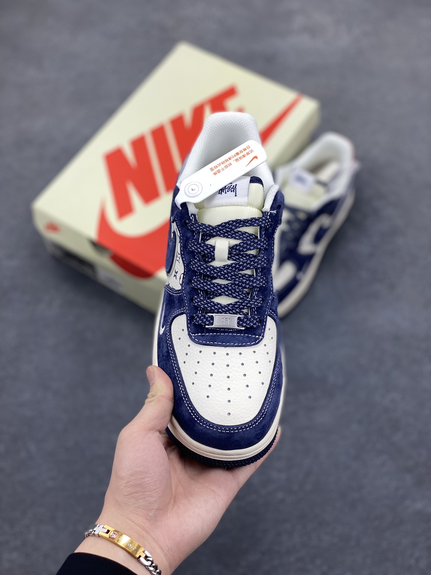 图片[2]-NIke Air Force 1 \’07 Low “斯图西联名–深蓝红印花”空军一号 低帮 运动鞋 休闲鞋 折边针车 工艺难度大 原楦头原纸板 原装鞋盒 定制五金配件 内置全掌气垫 原厂鞋底 货号：XZ6188-350 尺码：36 36.5 37.5 38 38.5 39 40 40.5 41 42 42.5 43 44 44.5 45-选品中心