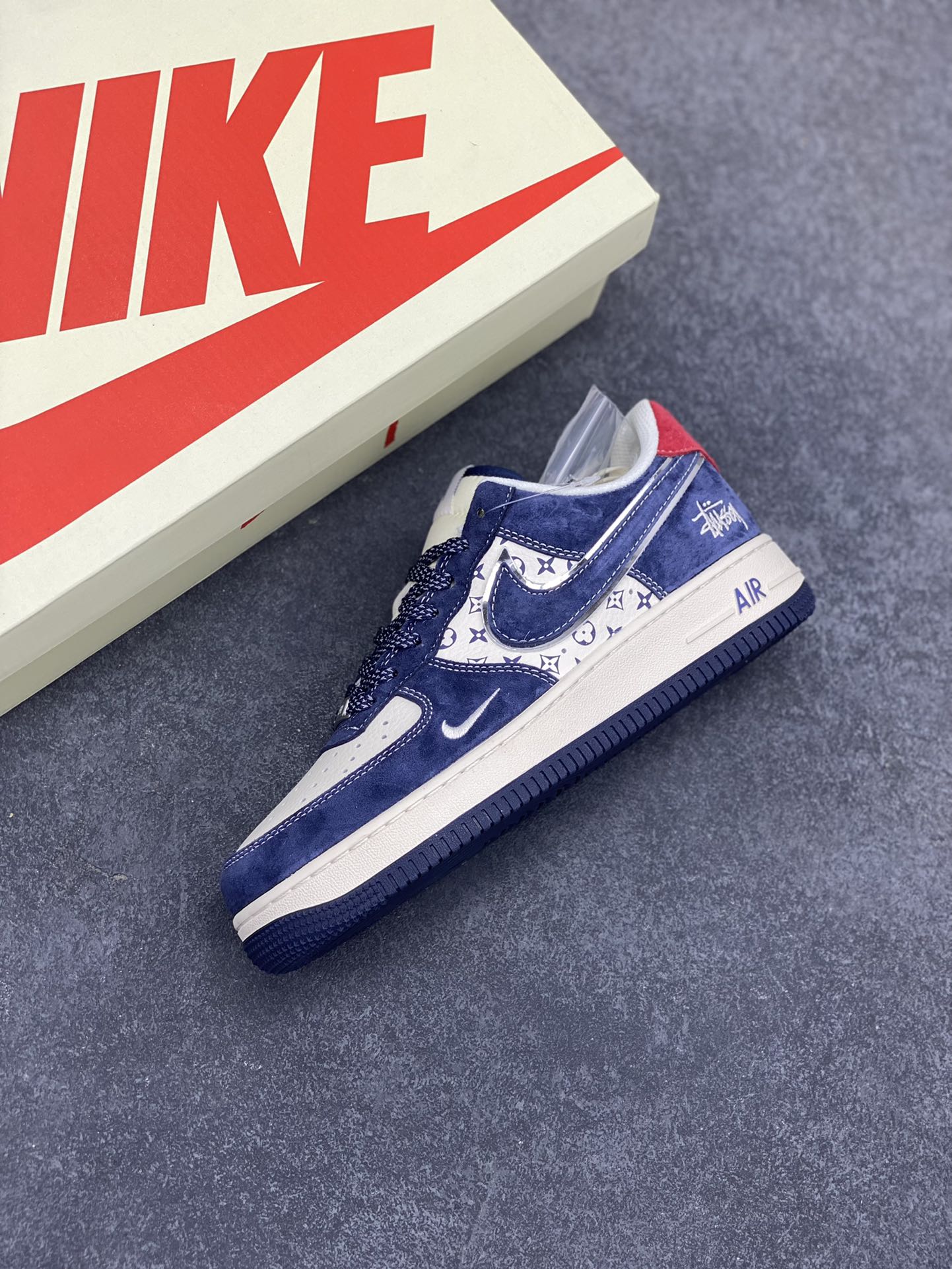 图片[7]-NIke Air Force 1 \’07 Low “斯图西联名–深蓝红印花”空军一号 低帮 运动鞋 休闲鞋 折边针车 工艺难度大 原楦头原纸板 原装鞋盒 定制五金配件 内置全掌气垫 原厂鞋底 货号：XZ6188-350 尺码：36 36.5 37.5 38 38.5 39 40 40.5 41 42 42.5 43 44 44.5 45-选品中心