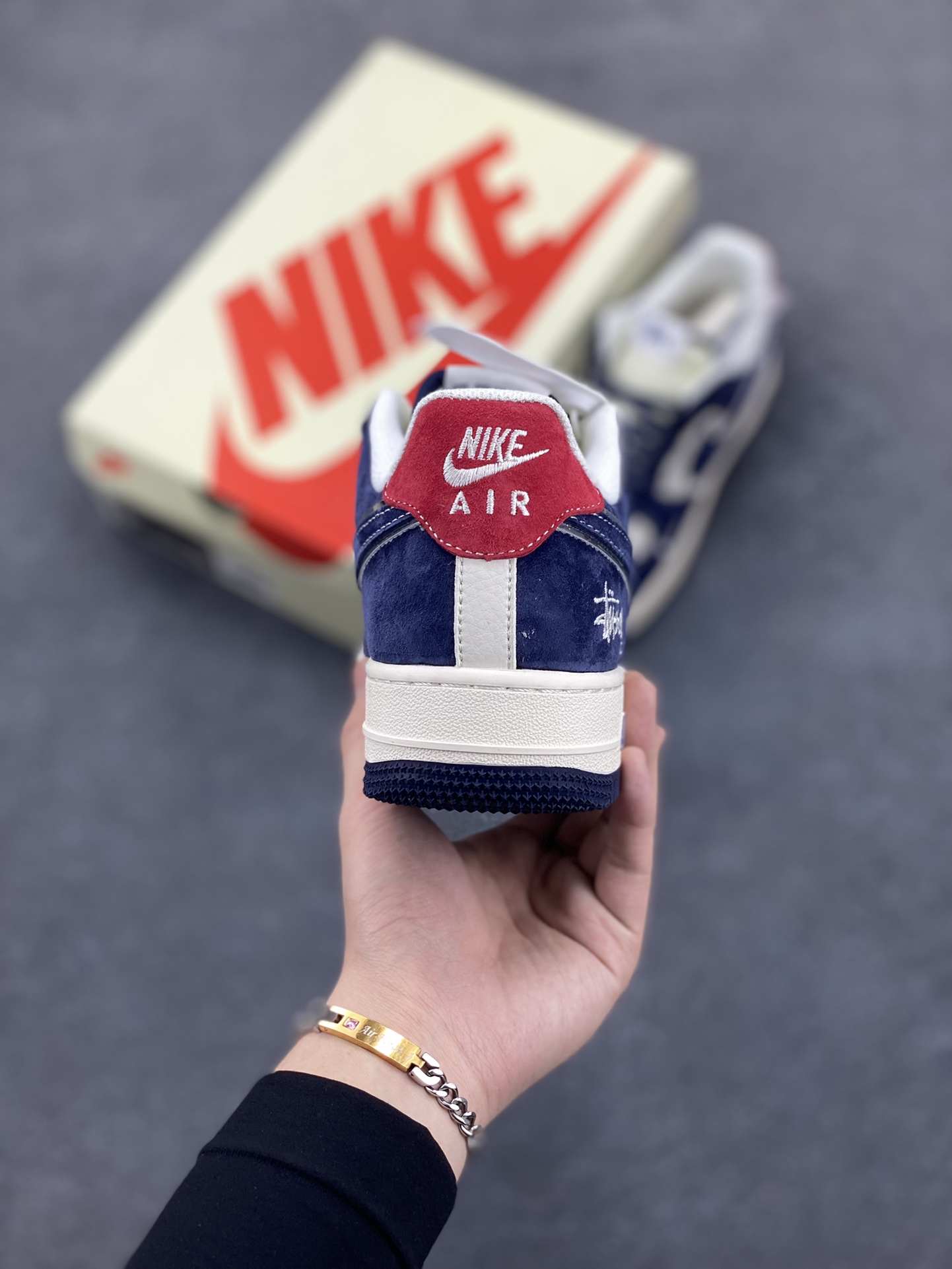 图片[4]-NIke Air Force 1 \’07 Low “斯图西联名–深蓝红印花”空军一号 低帮 运动鞋 休闲鞋 折边针车 工艺难度大 原楦头原纸板 原装鞋盒 定制五金配件 内置全掌气垫 原厂鞋底 货号：XZ6188-350 尺码：36 36.5 37.5 38 38.5 39 40 40.5 41 42 42.5 43 44 44.5 45-选品中心