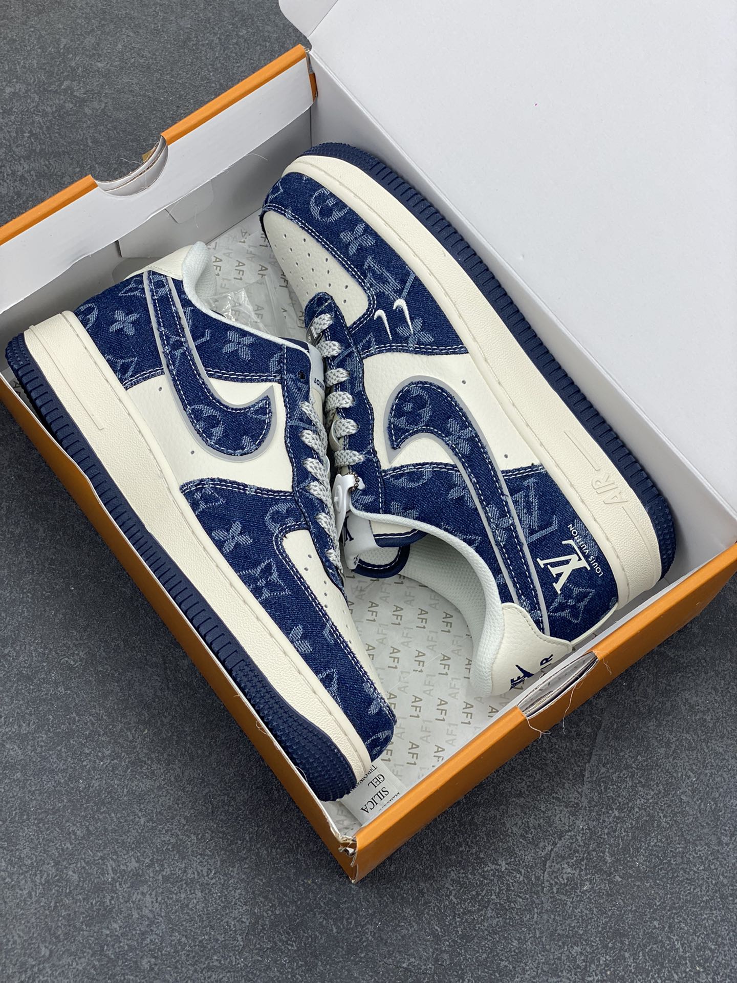 图片[9]-NIke Air Force 1 \’07 Low “LV联名–深海蓝”空军一号 低帮 运动鞋 休闲鞋 折边针车 工艺难度大 原楦头原纸板 原装鞋盒 定制五金配件 内置全掌气垫 原厂鞋底 货号：SJ2088-003 尺码：36 36.5 37.5 38 38.5 39 40 40.5 41 42 42.5 43 44 44.5 45-选品中心