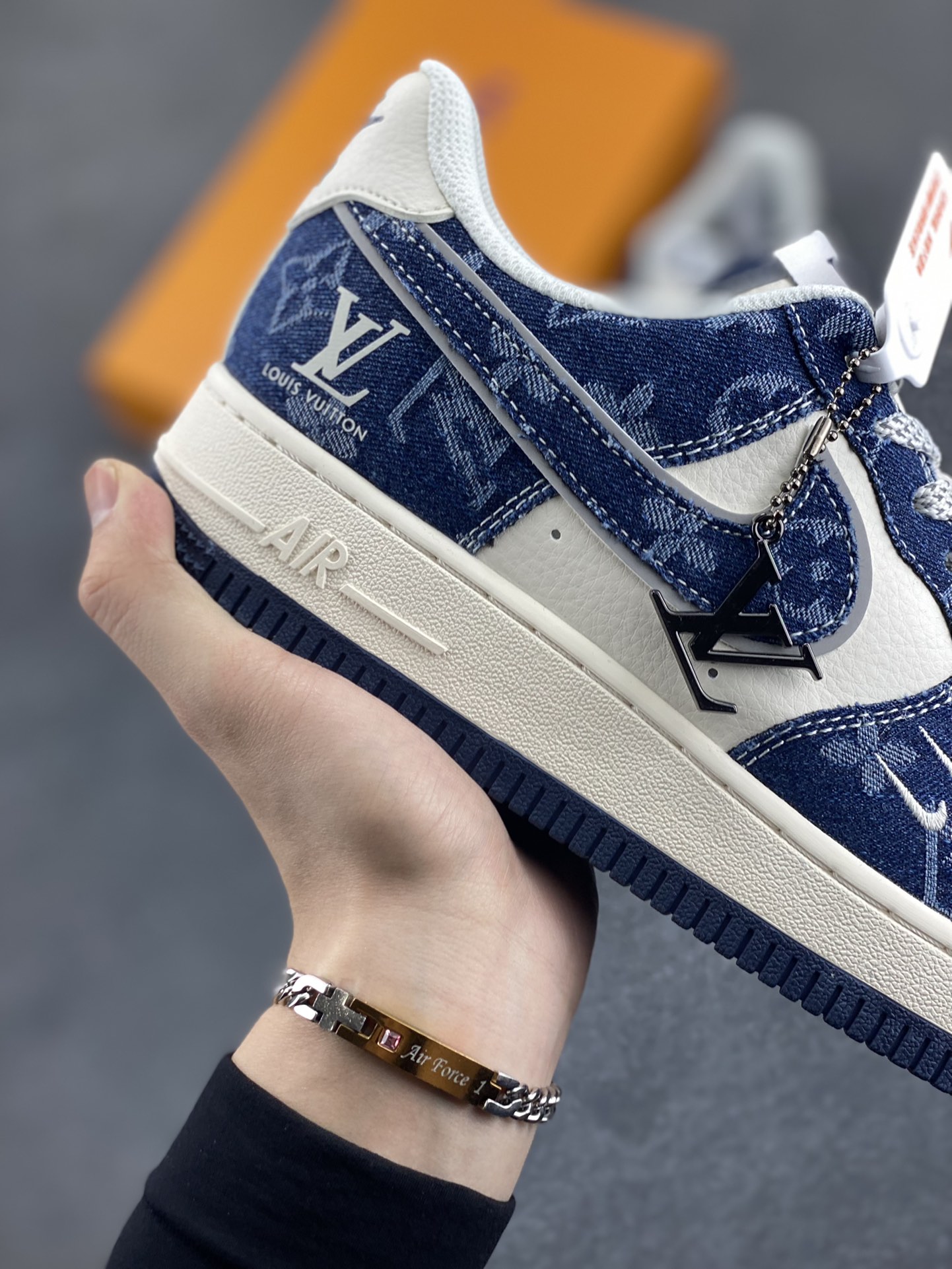 图片[6]-NIke Air Force 1 \’07 Low “LV联名–深海蓝”空军一号 低帮 运动鞋 休闲鞋 折边针车 工艺难度大 原楦头原纸板 原装鞋盒 定制五金配件 内置全掌气垫 原厂鞋底 货号：SJ2088-003 尺码：36 36.5 37.5 38 38.5 39 40 40.5 41 42 42.5 43 44 44.5 45-选品中心