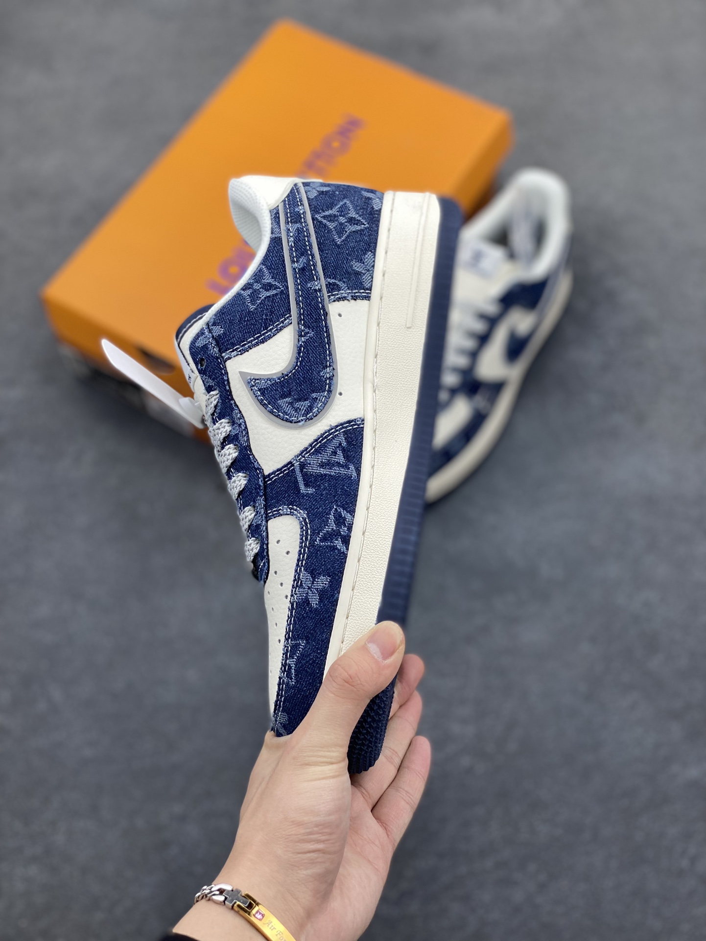 图片[3]-NIke Air Force 1 \’07 Low “LV联名–深海蓝”空军一号 低帮 运动鞋 休闲鞋 折边针车 工艺难度大 原楦头原纸板 原装鞋盒 定制五金配件 内置全掌气垫 原厂鞋底 货号：SJ2088-003 尺码：36 36.5 37.5 38 38.5 39 40 40.5 41 42 42.5 43 44 44.5 45-选品中心