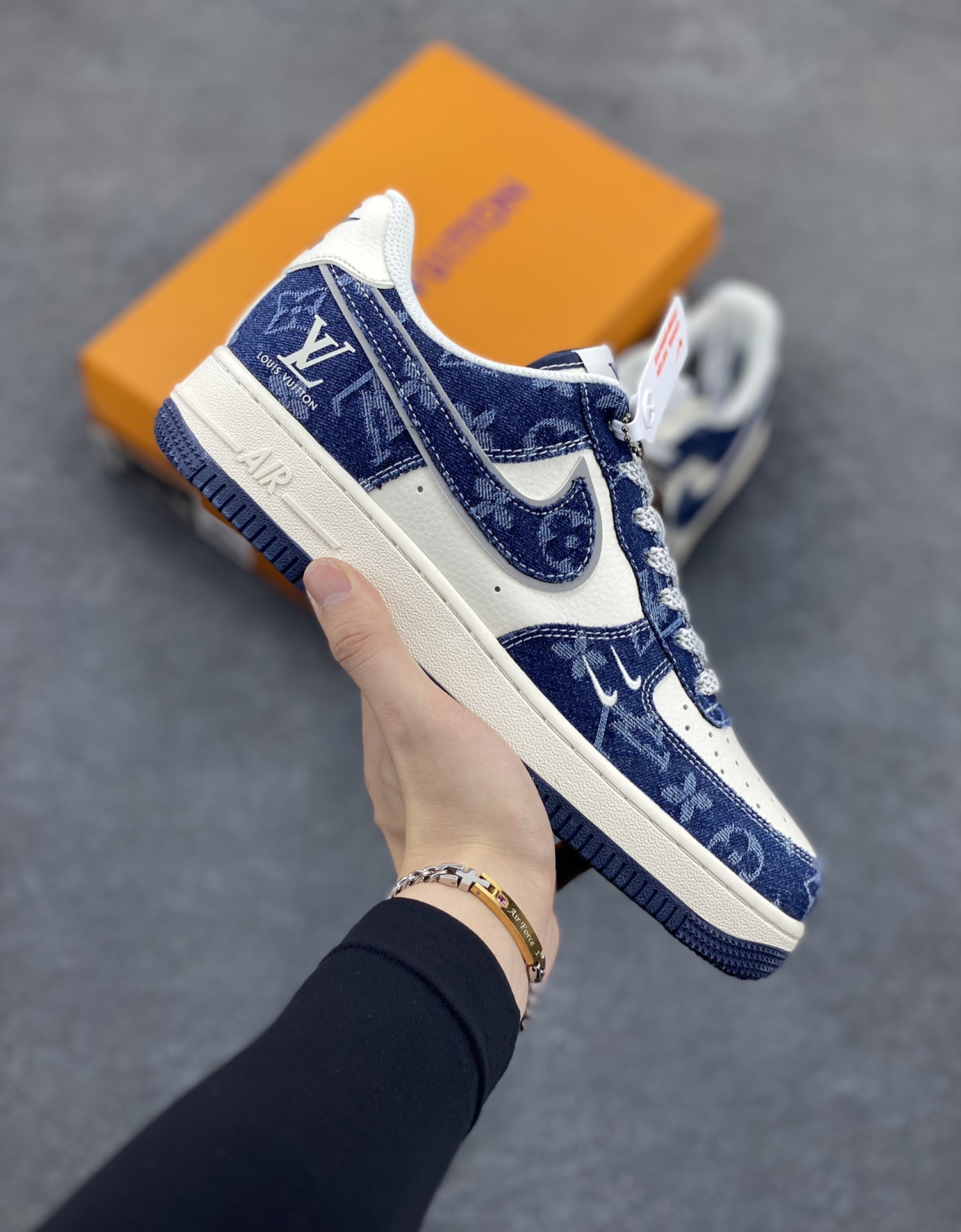 NIke Air Force 1 \’07 Low “LV联名–深海蓝”空军一号 低帮 运动鞋 休闲鞋 折边针车 工艺难度大 原楦头原纸板 原装鞋盒 定制五金配件 内置全掌气垫 原厂鞋底 货号:SJ2088-003 尺码:36 36.5 37.5 38 38.5 39 40 40.5 41 42 42.5 43 44 44.5 45-选品中心