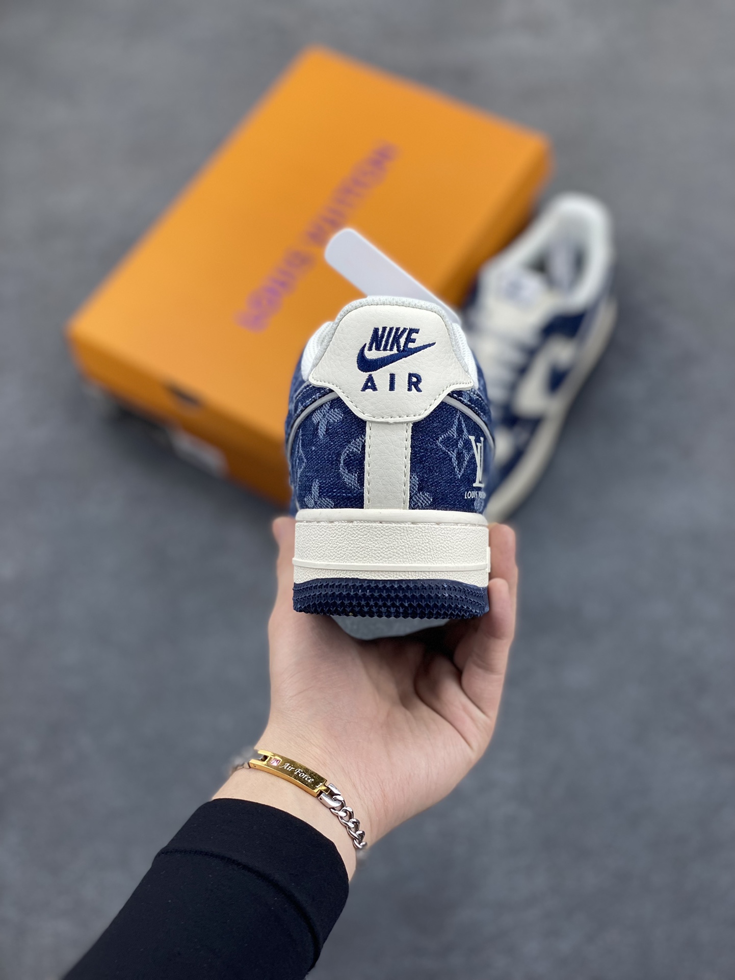 图片[4]-NIke Air Force 1 \’07 Low “LV联名–深海蓝”空军一号 低帮 运动鞋 休闲鞋 折边针车 工艺难度大 原楦头原纸板 原装鞋盒 定制五金配件 内置全掌气垫 原厂鞋底 货号：SJ2088-003 尺码：36 36.5 37.5 38 38.5 39 40 40.5 41 42 42.5 43 44 44.5 45-选品中心