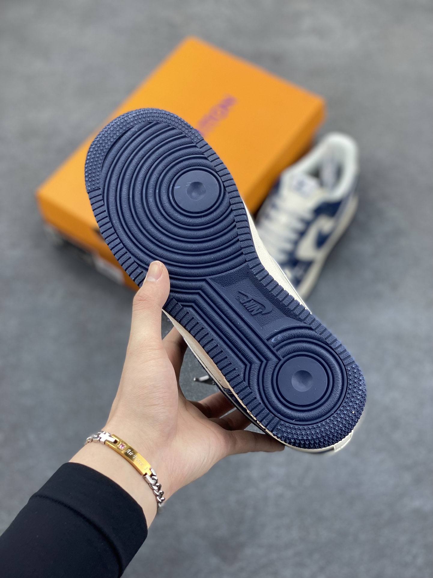 图片[5]-NIke Air Force 1 \’07 Low “LV联名–深海蓝”空军一号 低帮 运动鞋 休闲鞋 折边针车 工艺难度大 原楦头原纸板 原装鞋盒 定制五金配件 内置全掌气垫 原厂鞋底 货号：SJ2088-003 尺码：36 36.5 37.5 38 38.5 39 40 40.5 41 42 42.5 43 44 44.5 45-选品中心
