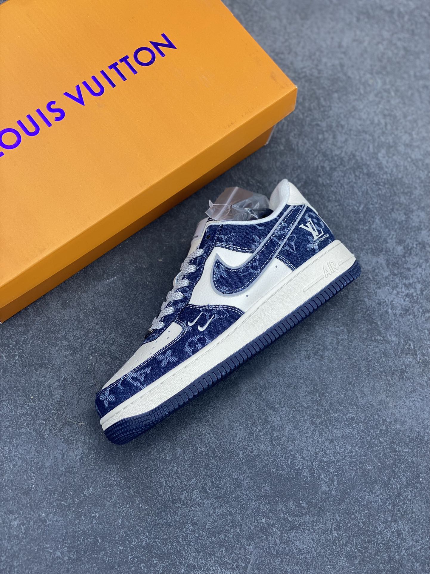 图片[7]-NIke Air Force 1 \’07 Low “LV联名–深海蓝”空军一号 低帮 运动鞋 休闲鞋 折边针车 工艺难度大 原楦头原纸板 原装鞋盒 定制五金配件 内置全掌气垫 原厂鞋底 货号：SJ2088-003 尺码：36 36.5 37.5 38 38.5 39 40 40.5 41 42 42.5 43 44 44.5 45-选品中心