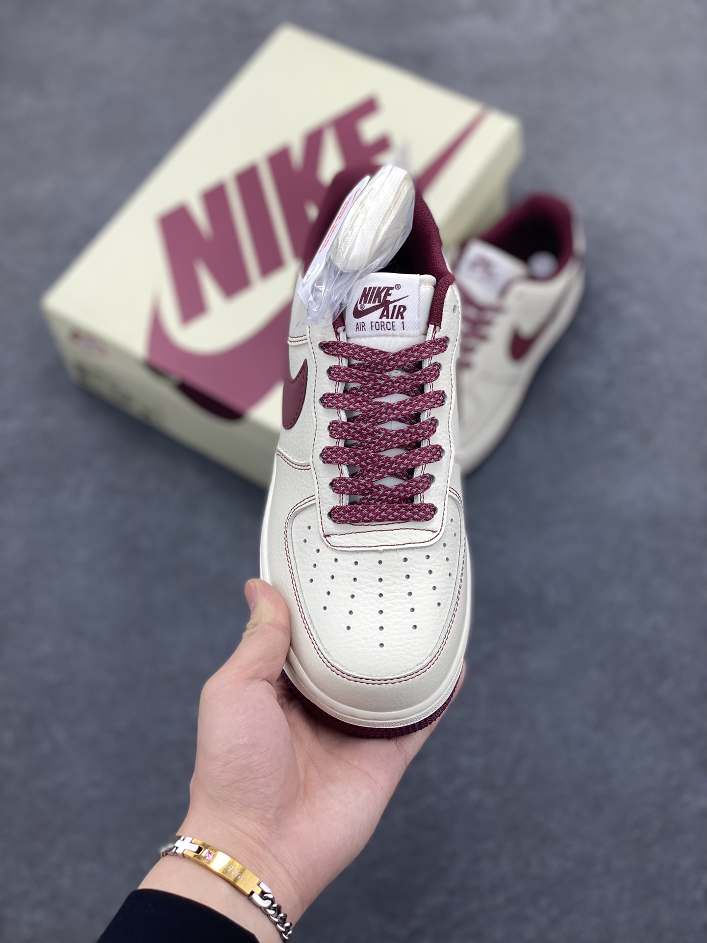 图片[2]-Undefeated x Nike Air Force 1 Low空军一号低帮休闲板鞋 定制皮料 原装定制鞋盒 炫彩反光 细节满满 原楦头原纸板 内置全掌气垫 货号：UN2395-523 尺码：36 36.5 37.5 38 38.5 39 40 40.5 41 42 42.5 43 44 44.5 45-选品中心