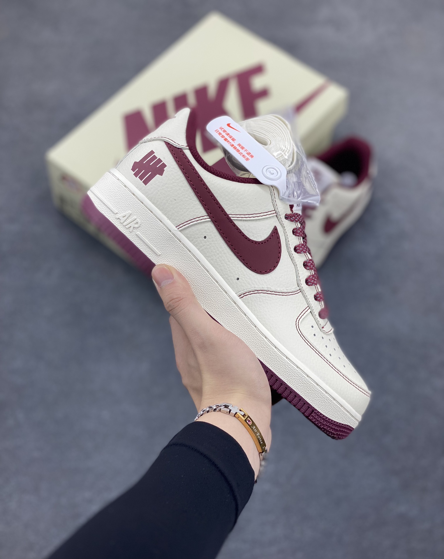 Undefeated x Nike Air Force 1 Low空军一号低帮休闲板鞋 定制皮料 原装定制鞋盒 炫彩反光 细节满满 原楦头原纸板 内置全掌气垫 货号：UN2395-523 尺码：36 36.5 37.5 38 38.5 39 40 40.5 41 42 42.5 43 44 44.5 45-选品中心