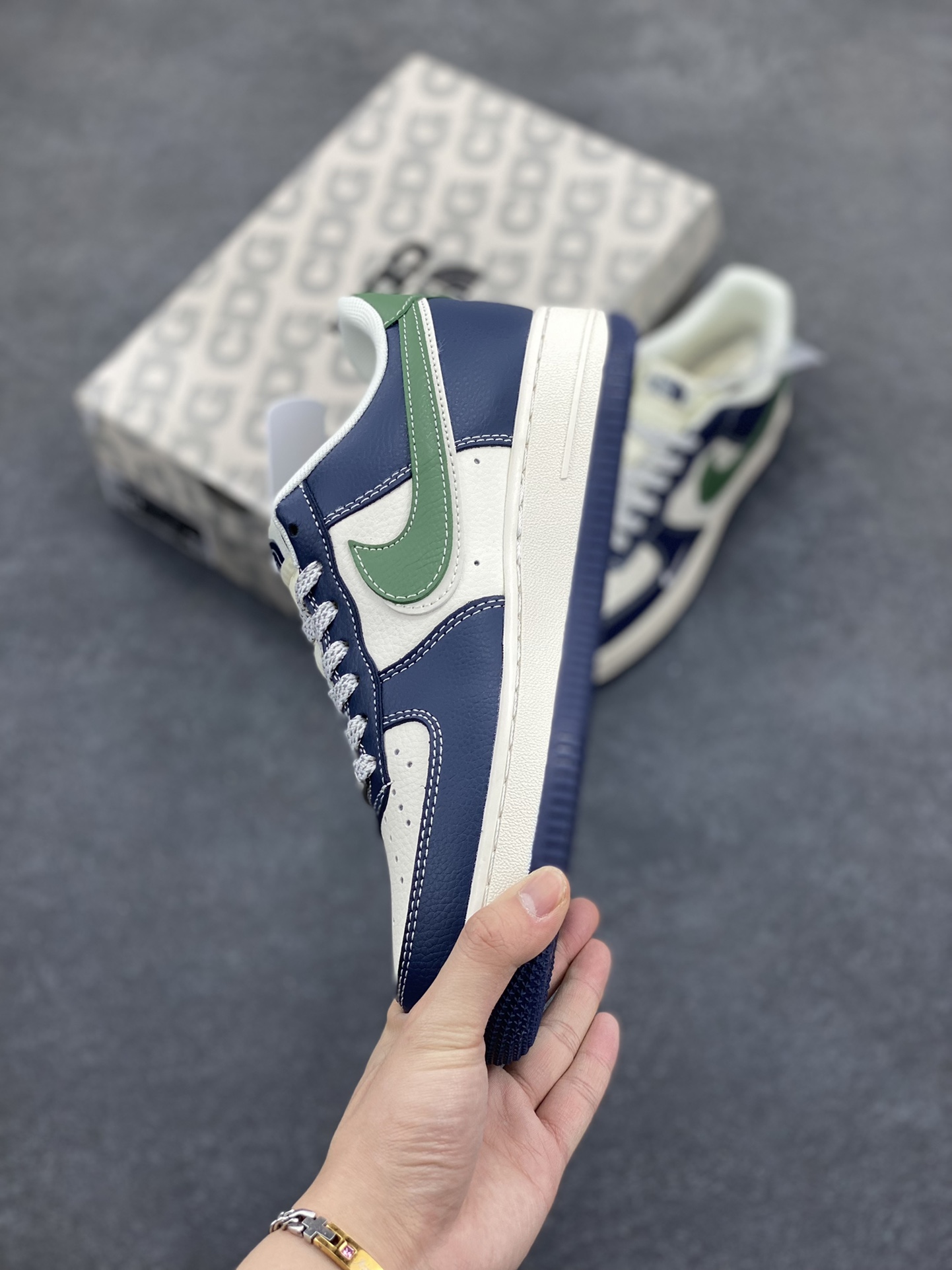 图片[3]-NIke Air Force 1 \’07 Low “北面联名–黑绿双勾”空军一号 低帮 运动鞋 休闲鞋 折边针车 工艺难度大 原楦头原纸板 原装鞋盒 定制五金配件 内置全掌气垫 原厂鞋底 货号：HD2258-005 尺码：36 36.5 37.5 38 38.5 39 40 40.5 41 42 42.5 43 44 44.5 45-选品中心