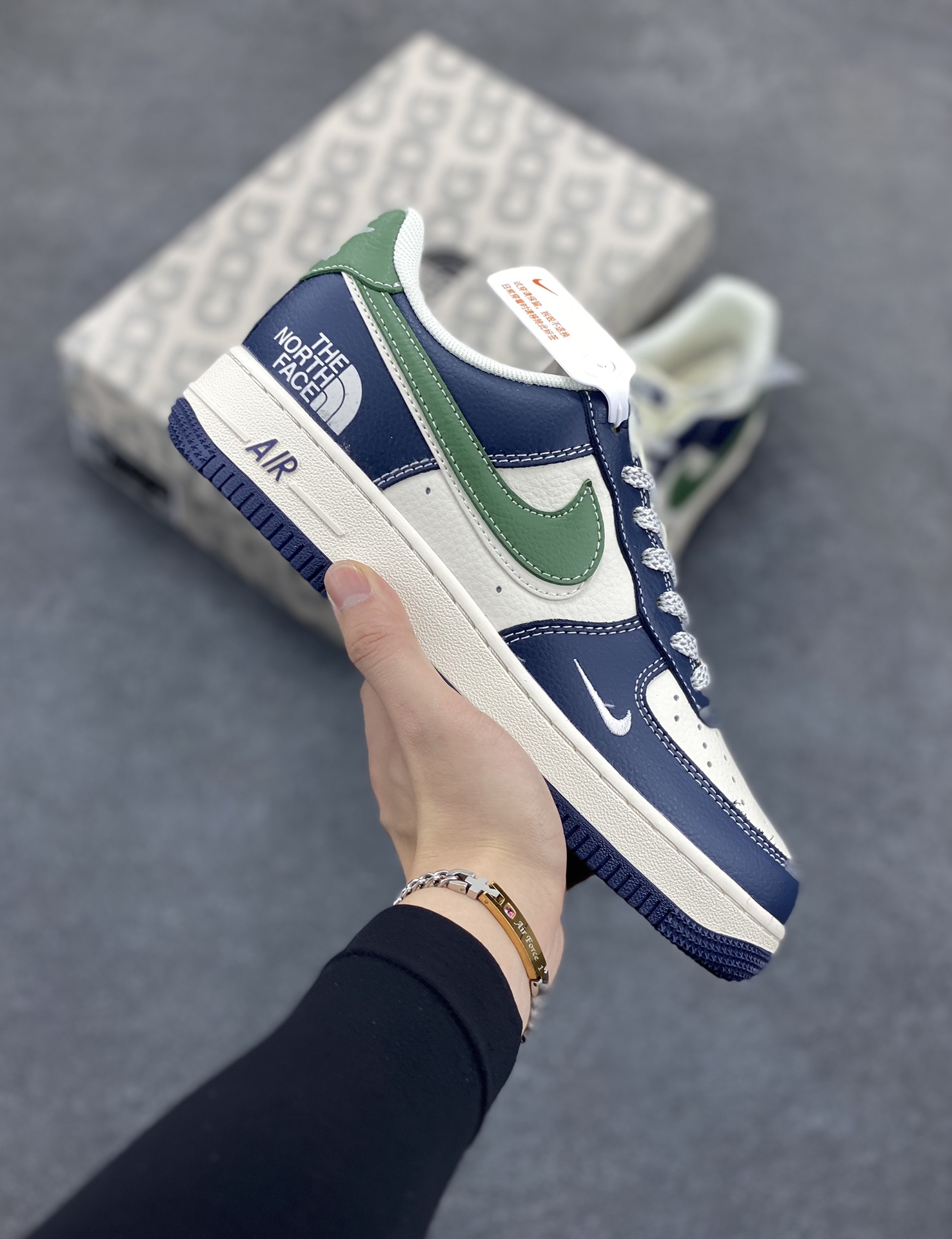 NIke Air Force 1 \’07 Low “北面联名–黑绿双勾”空军一号 低帮 运动鞋 休闲鞋 折边针车 工艺难度大 原楦头原纸板 原装鞋盒 定制五金配件 内置全掌气垫 原厂鞋底 货号：HD2258-005 尺码：36 36.5 37.5 38 38.5 39 40 40.5 41 42 42.5 43 44 44.5 45-选品中心