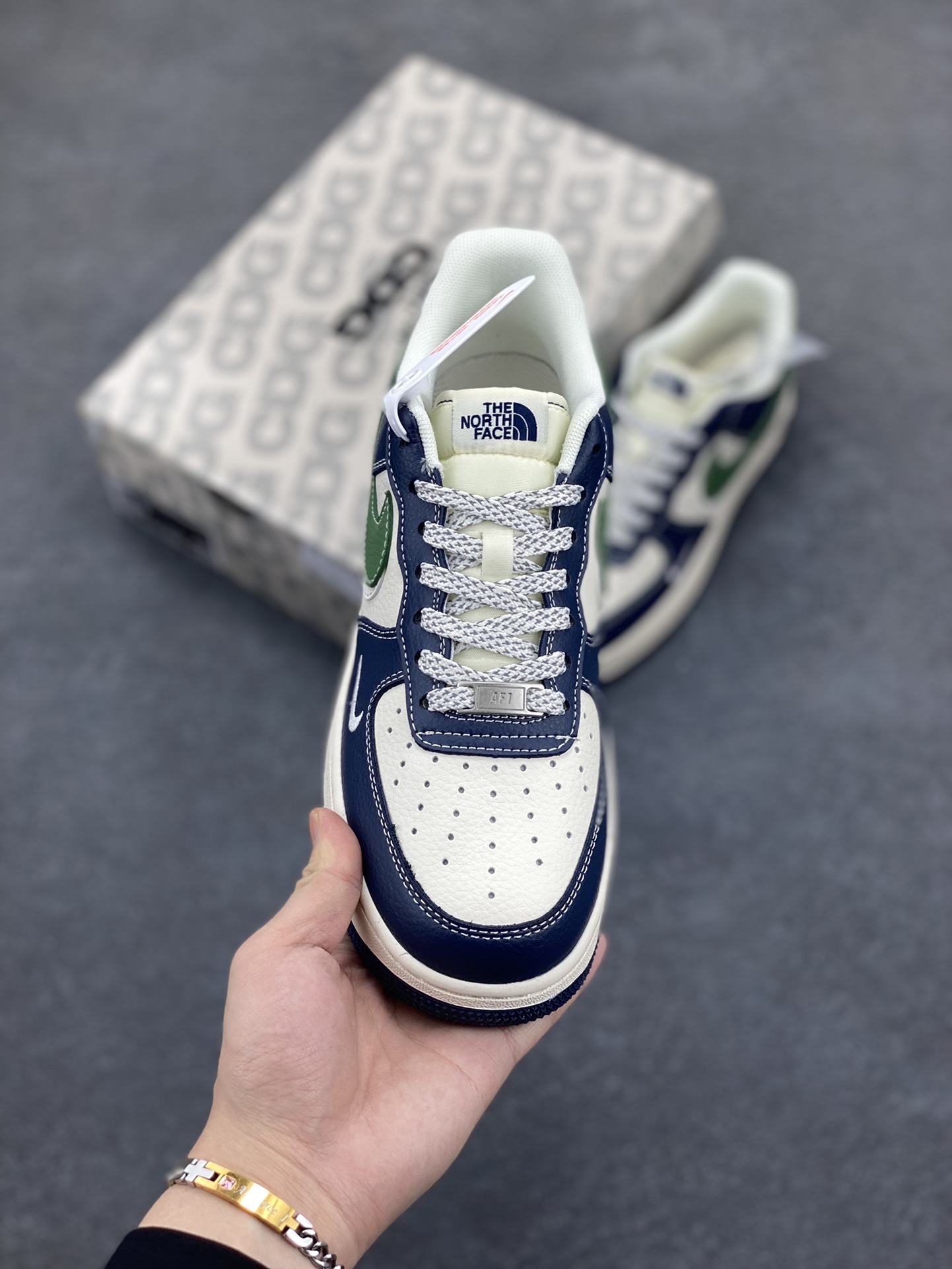 图片[2]-NIke Air Force 1 \’07 Low “北面联名–黑绿双勾”空军一号 低帮 运动鞋 休闲鞋 折边针车 工艺难度大 原楦头原纸板 原装鞋盒 定制五金配件 内置全掌气垫 原厂鞋底 货号：HD2258-005 尺码：36 36.5 37.5 38 38.5 39 40 40.5 41 42 42.5 43 44 44.5 45-选品中心