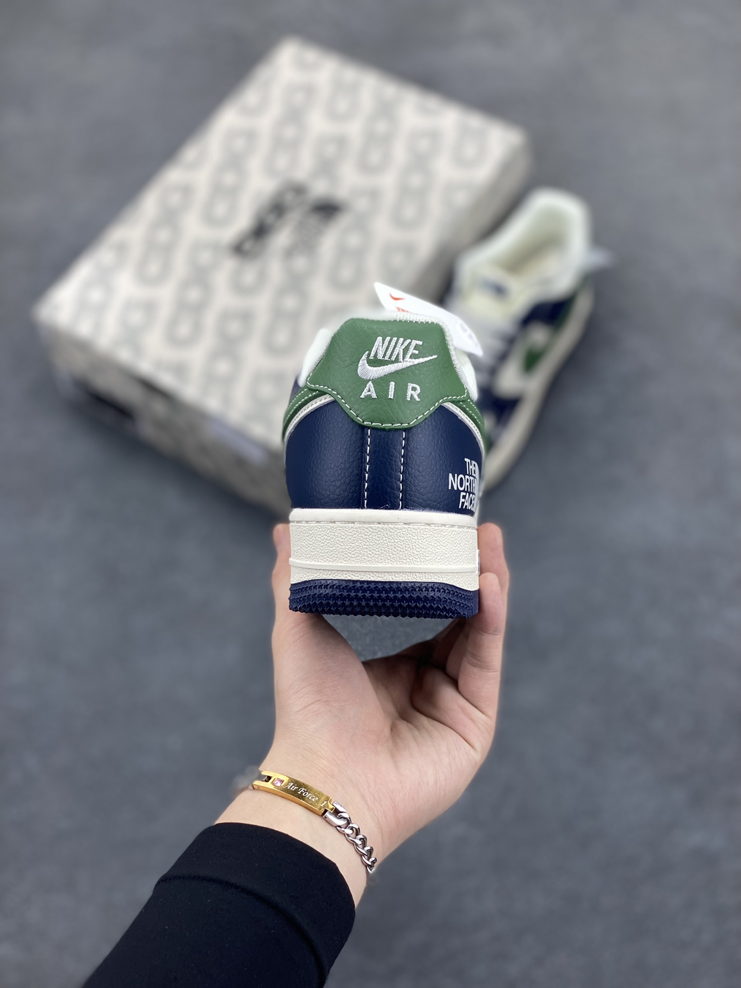 图片[4]-NIke Air Force 1 \’07 Low “北面联名–黑绿双勾”空军一号 低帮 运动鞋 休闲鞋 折边针车 工艺难度大 原楦头原纸板 原装鞋盒 定制五金配件 内置全掌气垫 原厂鞋底 货号：HD2258-005 尺码：36 36.5 37.5 38 38.5 39 40 40.5 41 42 42.5 43 44 44.5 45-选品中心