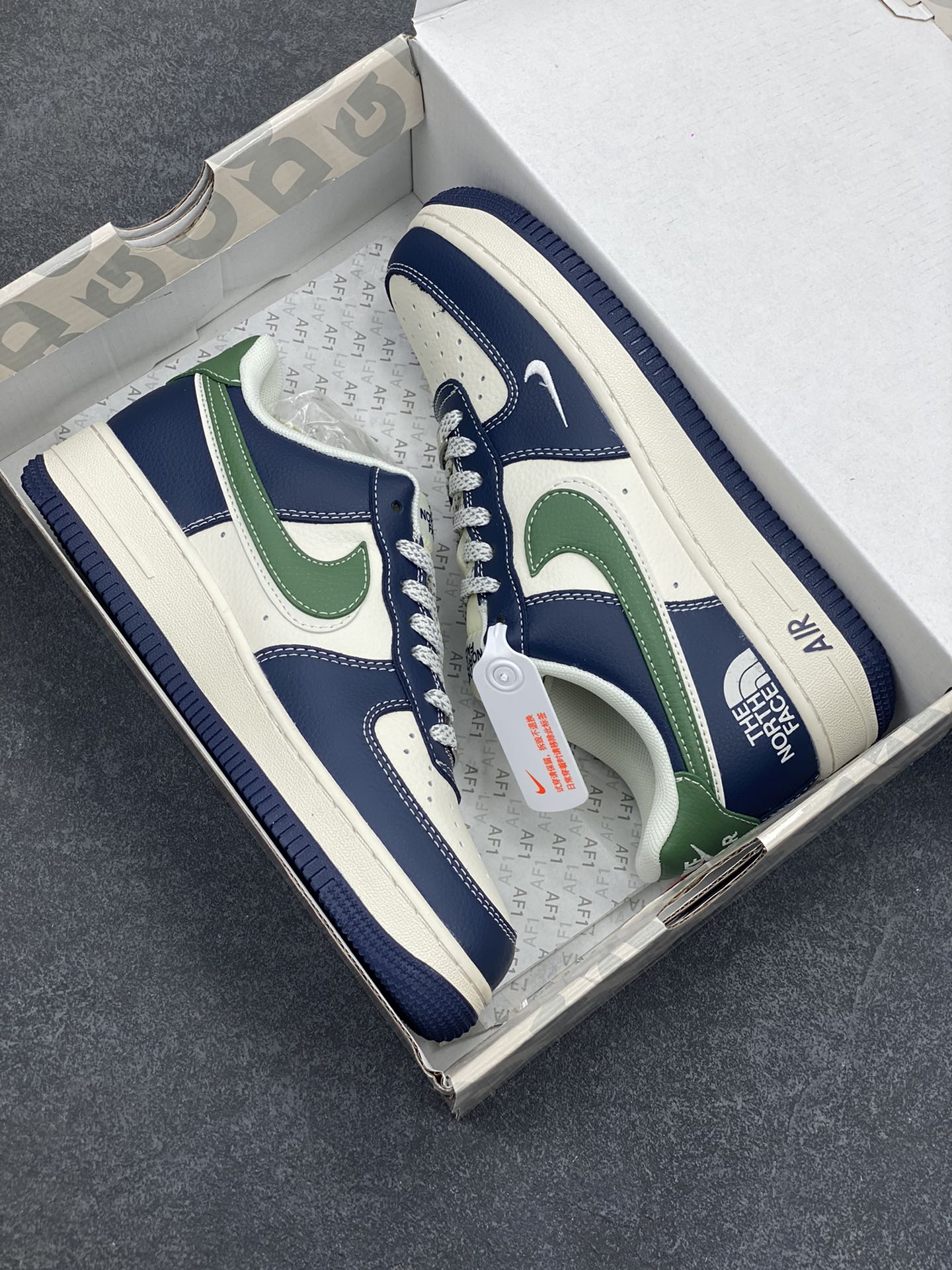 图片[9]-NIke Air Force 1 \’07 Low “北面联名–黑绿双勾”空军一号 低帮 运动鞋 休闲鞋 折边针车 工艺难度大 原楦头原纸板 原装鞋盒 定制五金配件 内置全掌气垫 原厂鞋底 货号：HD2258-005 尺码：36 36.5 37.5 38 38.5 39 40 40.5 41 42 42.5 43 44 44.5 45-选品中心