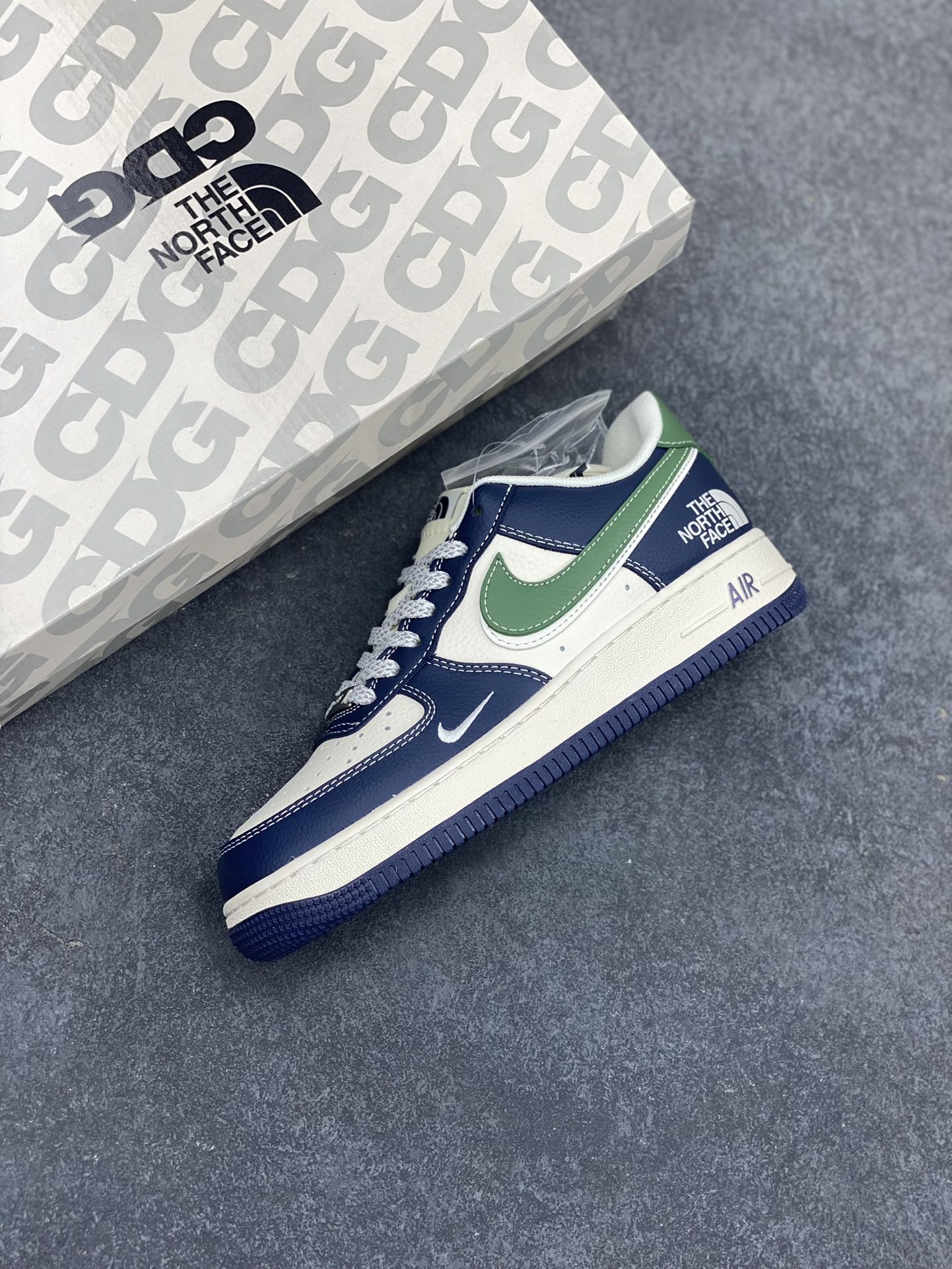 图片[7]-NIke Air Force 1 \’07 Low “北面联名–黑绿双勾”空军一号 低帮 运动鞋 休闲鞋 折边针车 工艺难度大 原楦头原纸板 原装鞋盒 定制五金配件 内置全掌气垫 原厂鞋底 货号：HD2258-005 尺码：36 36.5 37.5 38 38.5 39 40 40.5 41 42 42.5 43 44 44.5 45-选品中心