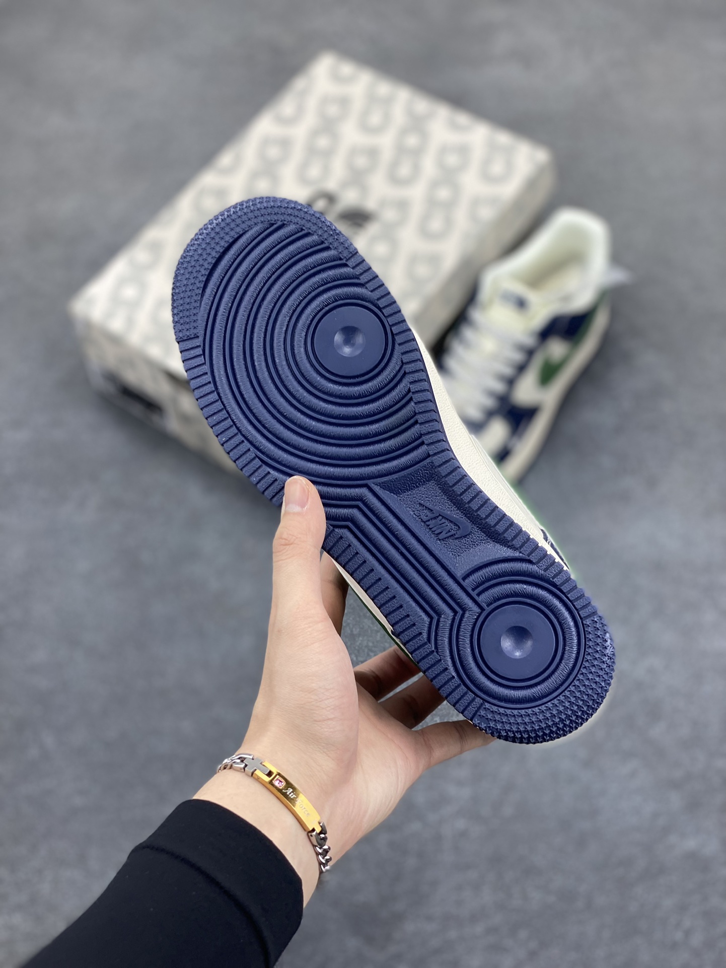 图片[5]-NIke Air Force 1 \’07 Low “北面联名–黑绿双勾”空军一号 低帮 运动鞋 休闲鞋 折边针车 工艺难度大 原楦头原纸板 原装鞋盒 定制五金配件 内置全掌气垫 原厂鞋底 货号：HD2258-005 尺码：36 36.5 37.5 38 38.5 39 40 40.5 41 42 42.5 43 44 44.5 45-选品中心