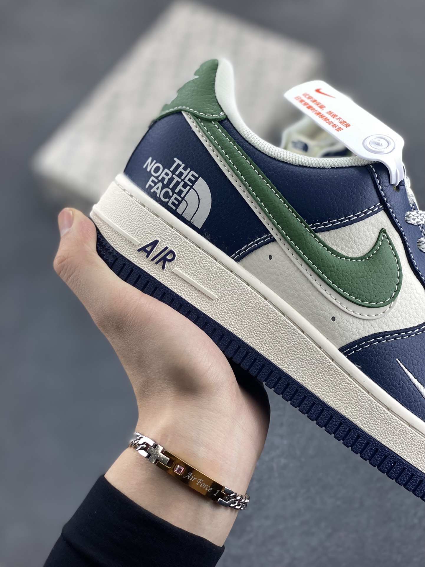 图片[6]-NIke Air Force 1 \’07 Low “北面联名–黑绿双勾”空军一号 低帮 运动鞋 休闲鞋 折边针车 工艺难度大 原楦头原纸板 原装鞋盒 定制五金配件 内置全掌气垫 原厂鞋底 货号：HD2258-005 尺码：36 36.5 37.5 38 38.5 39 40 40.5 41 42 42.5 43 44 44.5 45-选品中心