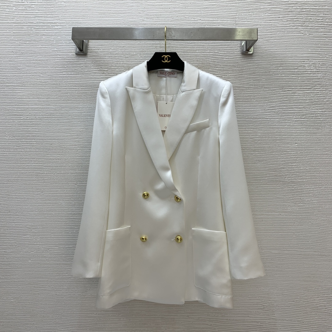 NO:326855,Model number G25031487 VALENTIN*O Warren Home High-end Boutique is available!  It uses imported acetate fabric to feel silky and comfortable with mold opening custom hardware double-breasted large pockets fashionable commuter long-sleeved suit jacket!  Black, white, (Size S shoulder width 38, bust 94, sleeve length 59, waist 84, clothing length 74), valentino, valentino, jackets & coats, business suit, alexander wang19860909款号G25031487 VALENTIN*O华伦家高端精品上新！采用进口醋酸面料手感丝滑舒适、开模定制五金双排扣大口袋时尚通勤长袖西装外套！黑色、白色、（S码肩宽38,胸围94,袖长59,腰部84,衣长74）,,valentino,valentino,jackets & coats,business suit,alexander wang,Women's clothing