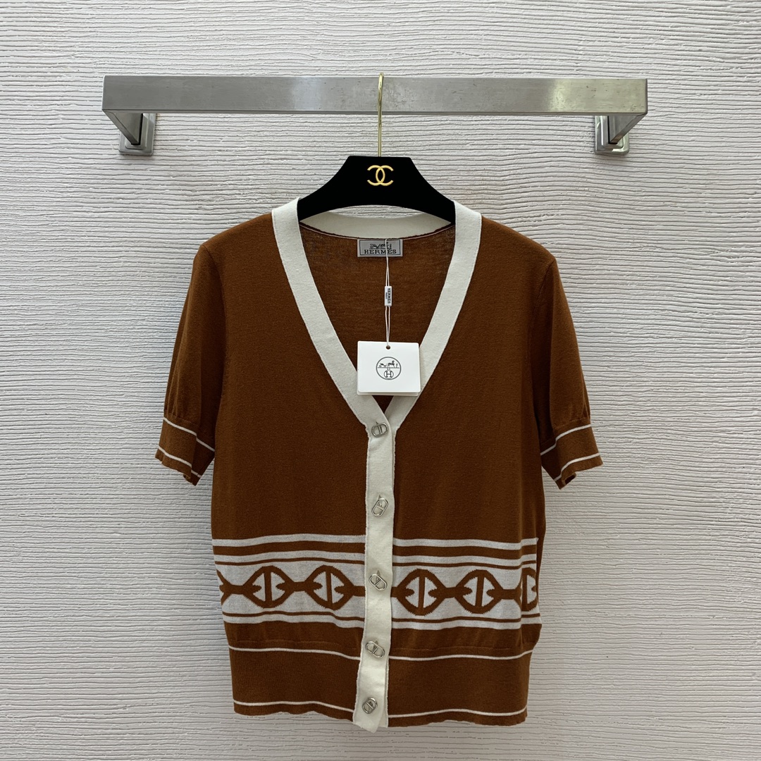 NO:329549,Model number G25031584 HRME*S new H home high-end custom wool silk-blend knitted fabric, fashionable abstract striped print pig nose metal button V-neck short-sleeved knitted cardigan top!  Brown, black, (M size shoulder width 39, bust 90, sleeve length 25, clothing length 55), T-shirt, real silk, alexander wang19860909款号G25031584 HRME*S新款H家高端定制羊毛真丝混纺针织面料、时尚抽象条纹印花猪鼻子金属纽扣V领短袖针织开衫上衣！棕色、黑色、（M码肩宽39,胸围90,袖长25,衣长55）,,T-shirt,real silk,alexander wang,Women's clothing