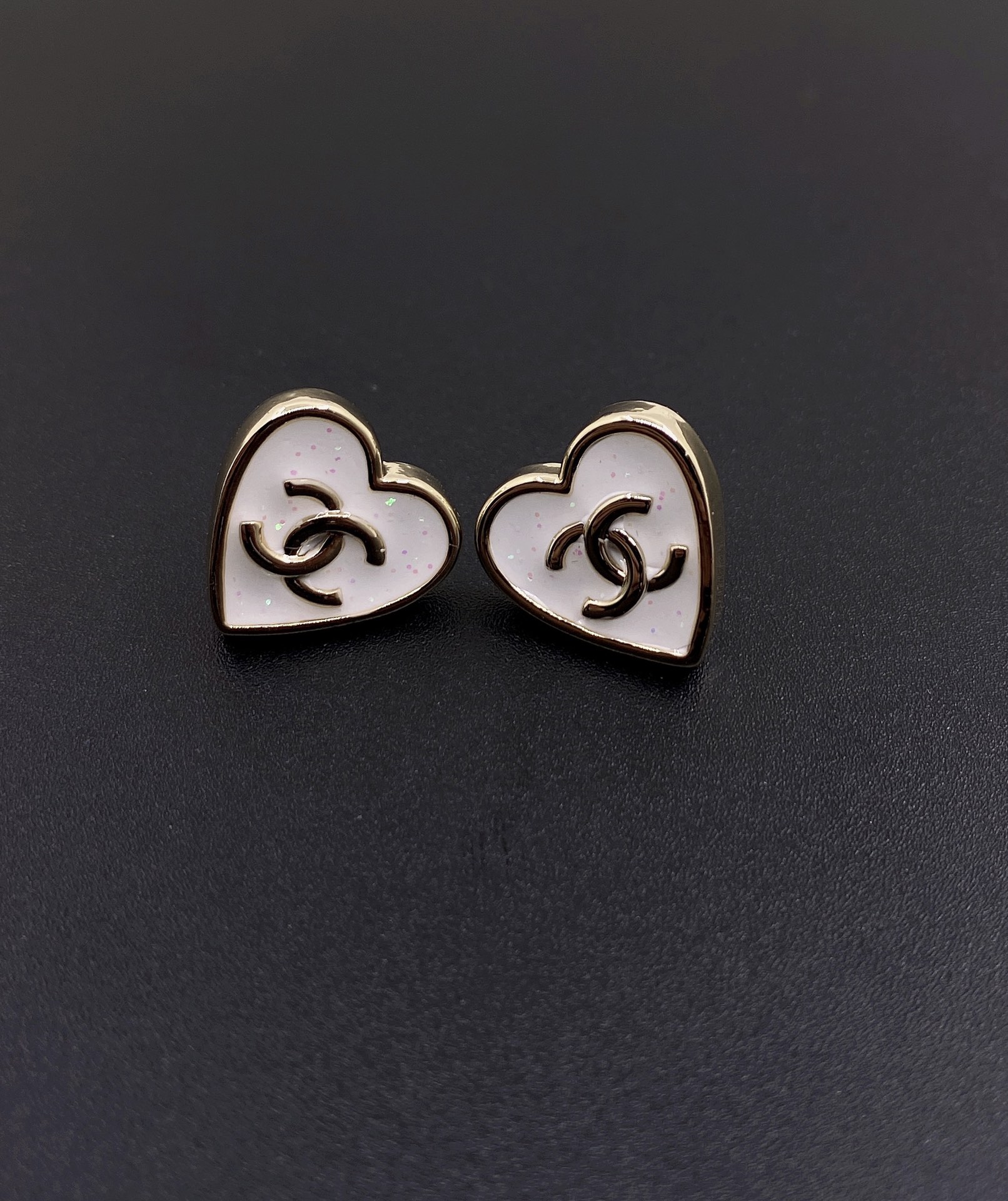 NO:107427,ch*nel latest mini white love earrings] consistent ZP brass material, jewelry quality19860909ch*nel 最新款迷你白色爱心耳钉】一致ZP黄铜材质,饰品精品,Jewelry