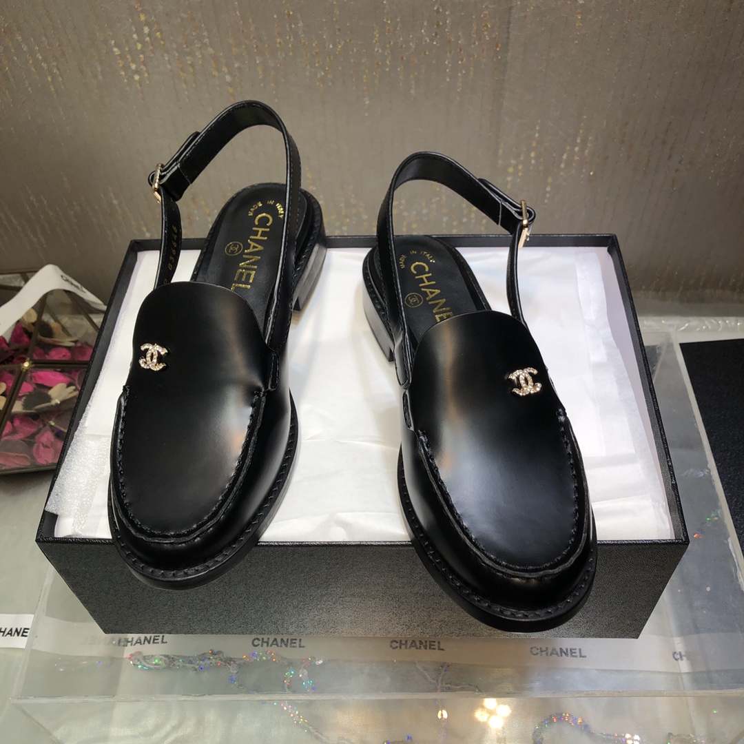 NO:241824,Hot new sandals. Single shoes CHANE* | Xiaoxiang 25C British style hollow sandals/Loafers This style is more neutral and handsome in temperament. This series lovers must not miss it!  Double C rhinestone hardware buckle embellishment makes it look particularly exquisite!  The upper is made of imported open beads, the inner foot pad is made of high-end sheepskin, imported Italian leather outsole Size35-39 [40.41 custom made] Heel height 2.5cm, sandals, single shoes, chanel, loafers, sandals, sheepskin, Leather soles19860909爆款新品凉鞋 .单鞋 CHANE* ｜小香25C英伦风后空凉鞋/乐福鞋 这款气质上更中性帅气几分此系列爱好者绝不能错过！双C 水钻五金扣点缀 显得格外精致！ 鞋面采用进口开边珠 内里垫脚采用高级羊皮 意大利进口真皮大底 Size35-39〔40.41定做〕 跟高2.5cm,凉鞋单鞋,chanel,loafers,sandals,sheepskin,Leather soles,Women's Shoes