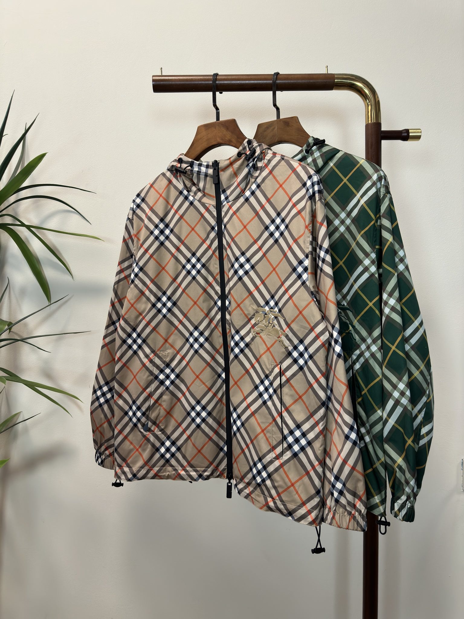 NO:134620,BBR Burberry Top Quality The same model on the official website, complete with three standards!  2025 spring and summer new men's jacket, fashionable and casual high-end version!  Customized fabrics for counters are breathable and comfortable, with impeccable details, and the brand element design concept reflects high quality. The feel is delicate and soft!  It is casually cut, with a great upper body style!  Code number M-3Xl.,,burberry,jackets & coats,jackets & coats,alexander wang19860909BBR 巴宝莉 顶级品质 官网同款,三标齐全！2025春夏新款男士夹克外套,时尚休闲高端版本！专柜定制面料 透气舒适度高,细节无可挑剔,品牌元素设计理念,体现高品质.手感细腻柔软！呈现休闲裁剪,上身版型超赞！码数M-3Xl .,,burberry,jackets & coats,jackets & coats,alexander wang,Men's clothing