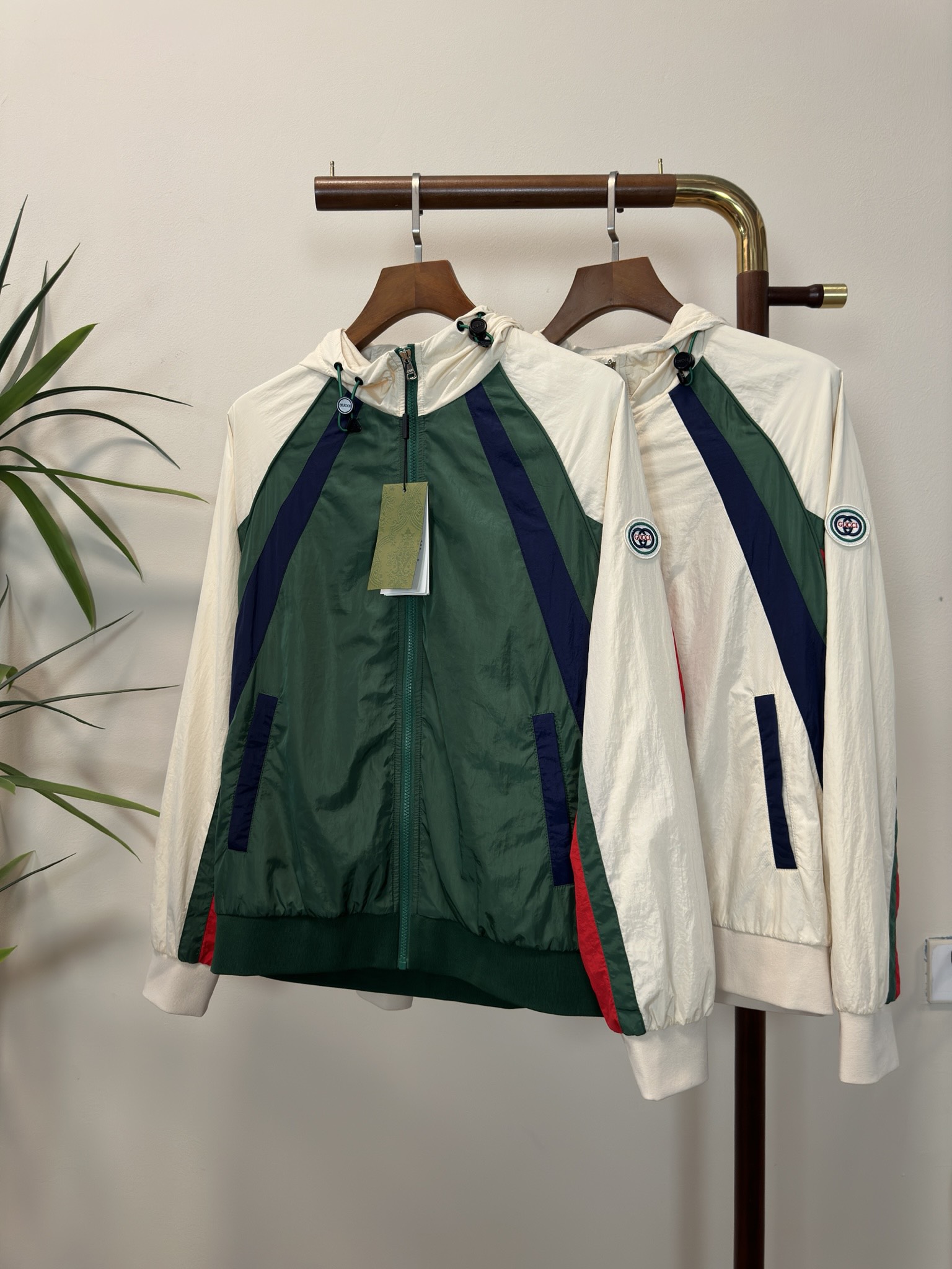 NO:134617,GU Gucci Top quality The same model on the official website, complete with three standards!  2025 spring and summer new men's jacket, fashionable and casual high-end version!  Customized fabrics for counters are breathable and comfortable, with impeccable details, and the brand element design concept reflects high quality. The feel is delicate and soft!  It is casually cut, with a great upper body style!  Code number M-3Xl.,,gucci,jackets & coats,jackets & coats,alexander wang19860909GU 古驰 顶级品质 官网同款,三标齐全！2025春夏新款男士夹克外套,时尚休闲高端版本！专柜定制面料 透气舒适度高,细节无可挑剔,品牌元素设计理念,体现高品质.手感细腻柔软！呈现休闲裁剪,上身版型超赞！码数M-3Xl .,,gucci,jackets & coats,jackets & coats,alexander wang,Men's clothing