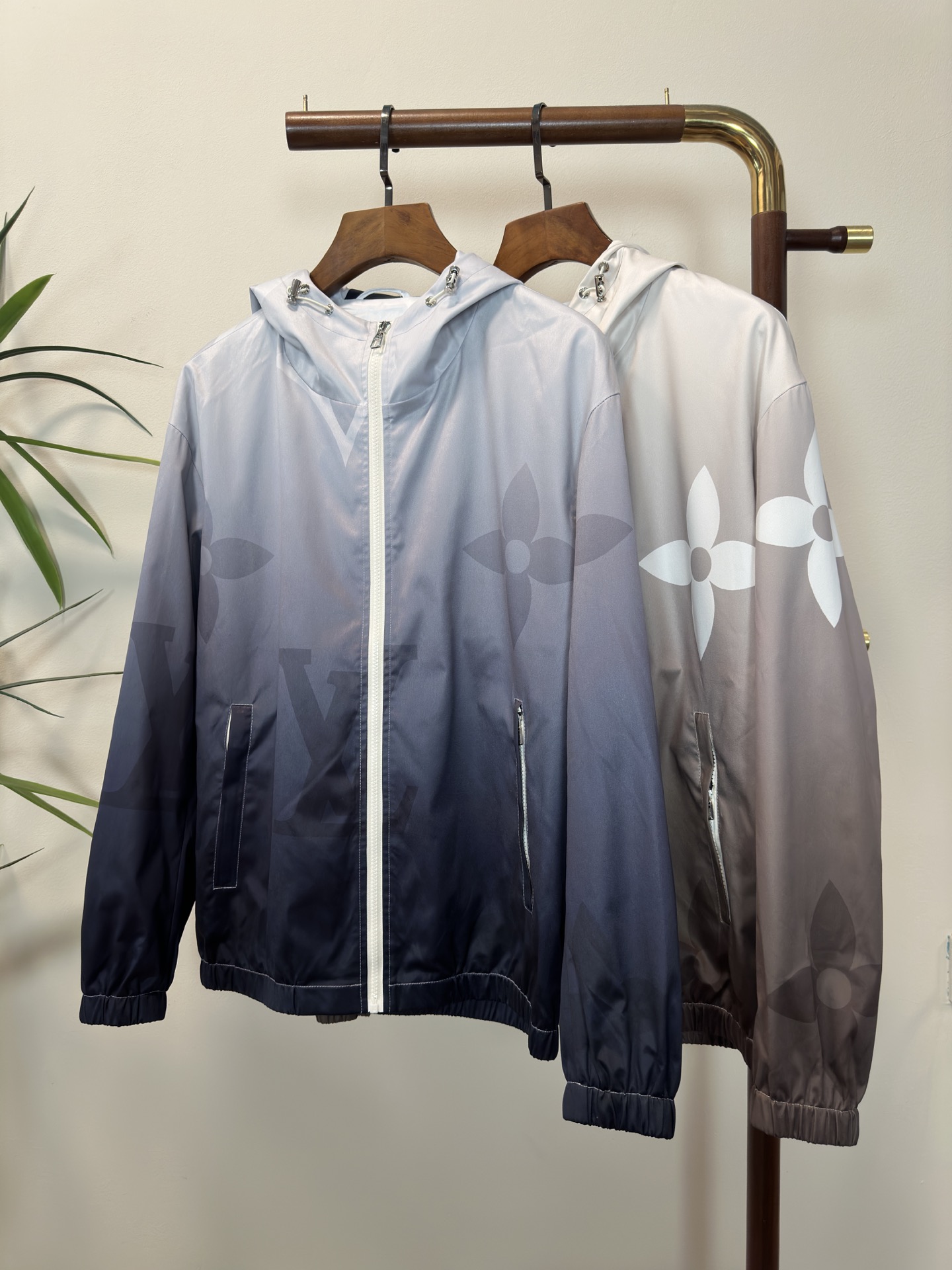 NO:134614,LV Louis Vuitton Top Quality The same model on the official website, complete with three standards!  2025 spring and summer new men's jacket, fashionable and casual high-end version!  Customized fabrics for counters are breathable and comfortable, with impeccable details, and the brand element design concept reflects high quality. The feel is delicate and soft!  It is casually cut, with a great upper body style!  Code number M-3Xl.,,louis vuitton,louis vuitton,jackets & coats,jackets & coats,alexander wang19860909LV 路易威登 顶级品质 官网同款,三标齐全！2025春夏新款男士夹克外套,时尚休闲高端版本！专柜定制面料 透气舒适度高,细节无可挑剔,品牌元素设计理念,体现高品质.手感细腻柔软！呈现休闲裁剪,上身版型超赞！码数M-3Xl .,,louis vuitton,louis vuitton,jackets & coats,jackets & coats,alexander wang,Men's clothing