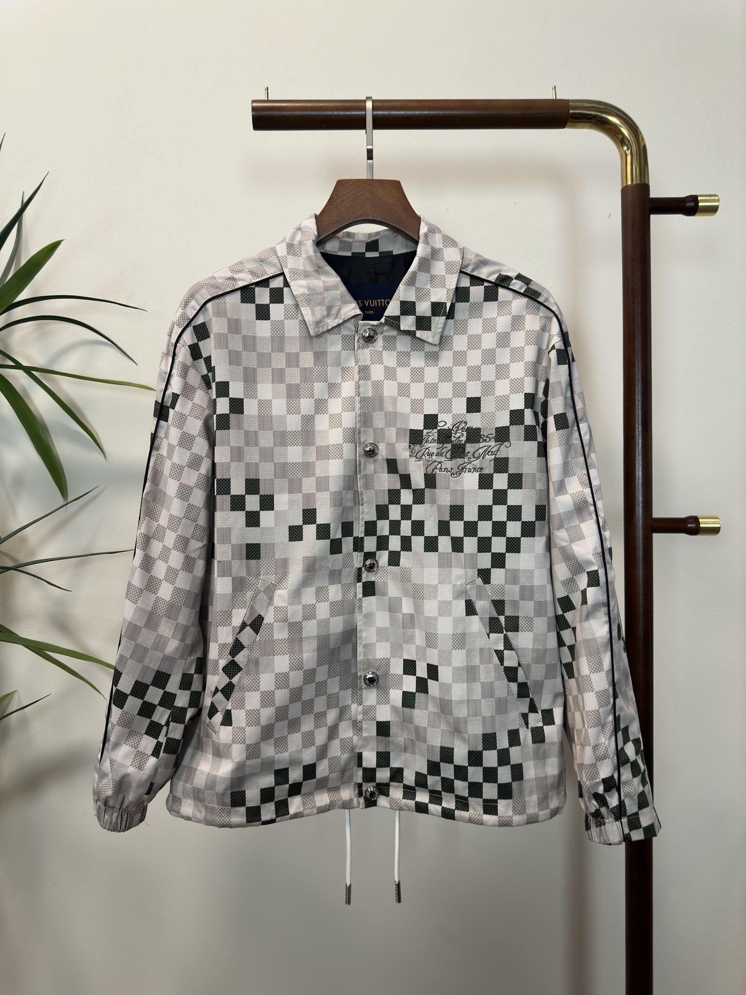 NO:161325,LV Louis Vuitton Top Quality The same model on the official website, complete with three standards!  2025 spring and summer new men's jacket, fashionable and casual high-end version!  Customized fabrics for counters are breathable and comfortable, with impeccable details, and the brand element design concept reflects high quality. The feel is delicate and soft!  It is casually cut, with a great upper body style!  Code number M-3Xl.,,louis vuitton,louis vuitton,jackets & coats,jackets & coats,alexander wang19860909LV 路易威登 顶级品质 官网同款,三标齐全！2025春夏新款男士夹克外套,时尚休闲高端版本！专柜定制面料 透气舒适度高,细节无可挑剔,品牌元素设计理念,体现高品质.手感细腻柔软！呈现休闲裁剪,上身版型超赞！码数M-3Xl .,,louis vuitton,louis vuitton,jackets & coats,jackets & coats,alexander wang,Men's clothing