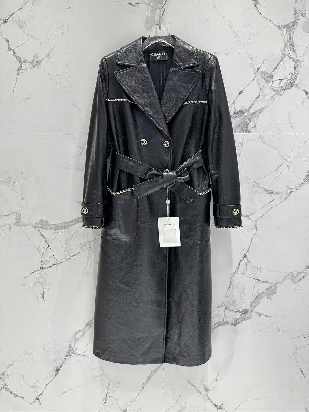 NO:901103,Chane*l Chanel coat new style, original hardware mold customization, many celebrities have the same style!  The waist-cinching version is versatile and slimming!  The original custom embroidered leather with logo, imported waxed lambskin, and the custom camellia lining are consistent with the original. You can see the workmanship quality for yourself. Strongly reserved for your own use!  Women's Size36-38-40-42,Chanel-clothing,chanel,chanel,sheepskin,19860909Chane*l 香奈儿 大衣新款 五金原版开模定制 超多明星同款！ 收腰版型百搭又显瘦！ 原版定制刺绣带logo 皮质进口油蜡小羊皮 定制山茶花内衬与原版一致. 做工品质自己看. 强烈自留款！ 女款Size36-38-40-42,香奈儿-服装,chanel,chanel,sheepskin,,Women's clothing