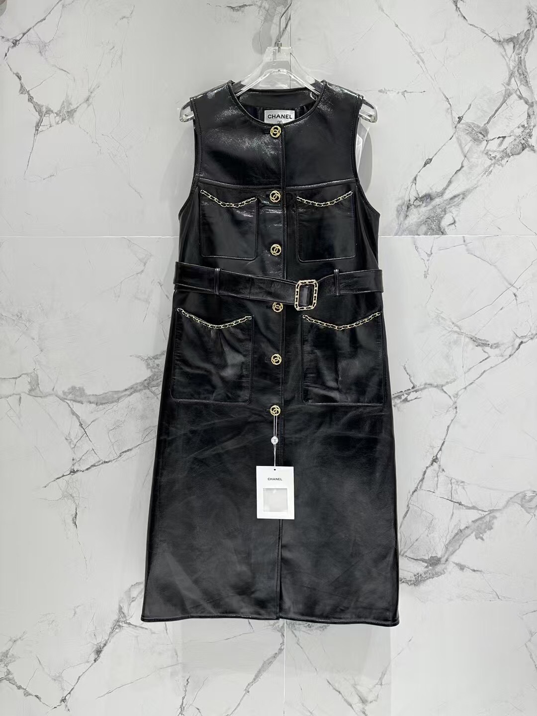 NO:901112,Chanel*l Chanel vest style, original hardware mold opening and customization, many celebrities have the same style!  The waist-cinching version is versatile and slimming!  The original custom embroidered leather with logo, imported waxed lambskin, and the custom camellia lining are consistent with the original. You can see the workmanship quality for yourself. Strongly reserved for your own use!  Women's Size36-38-40-42,Chanel-clothing,chanel,chanel,sheepskin,19860909Chane*l 香奈儿 马甲款 五金原版开模定制 超多明星同款！ 收腰版型百搭又显瘦！ 原版定制刺绣带logo 皮质进口油蜡小羊皮 定制山茶花内衬与原版一致. 做工品质自己看. 强烈自留款！ 女款Size36-38-40-42,香奈儿-服装,chanel,chanel,sheepskin,,Women's clothing