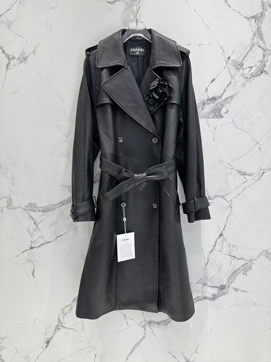 NO:901107,｜Chane*l Xiaoxiang Chanel｜Right-angled shoulder｜Original hardware molding and customization. The small long leather jacket is really super handsome, original customization!  So many celebrities have the same style!  The material is imported sheepskin, 1:1 heavy-duty model, which creates a delicate texture. The feel is soft and unmatched by other materials. It is soft and comfortable to wear. You can see the workmanship quality for yourself. Women's size 36-38-40-42, Chanel-clothing, chanel, chanel, leather jacket, sheepskin,19860909｜Chane*l 小香 香奈儿｜直角肩｜ 原版五金开模定制 小长款皮衣真的超级帅了, 原版定制！超多明星同款！ 材质进口羊皮,1:1重工款 营造出那种细腻的质感,手感是其他材质无法比拟的柔软,穿起来柔软舒服. 做工品质自己看. 女款Size36-38-40-42,香奈儿-服装,chanel,chanel,leather jacket,sheepskin,,Women's clothing