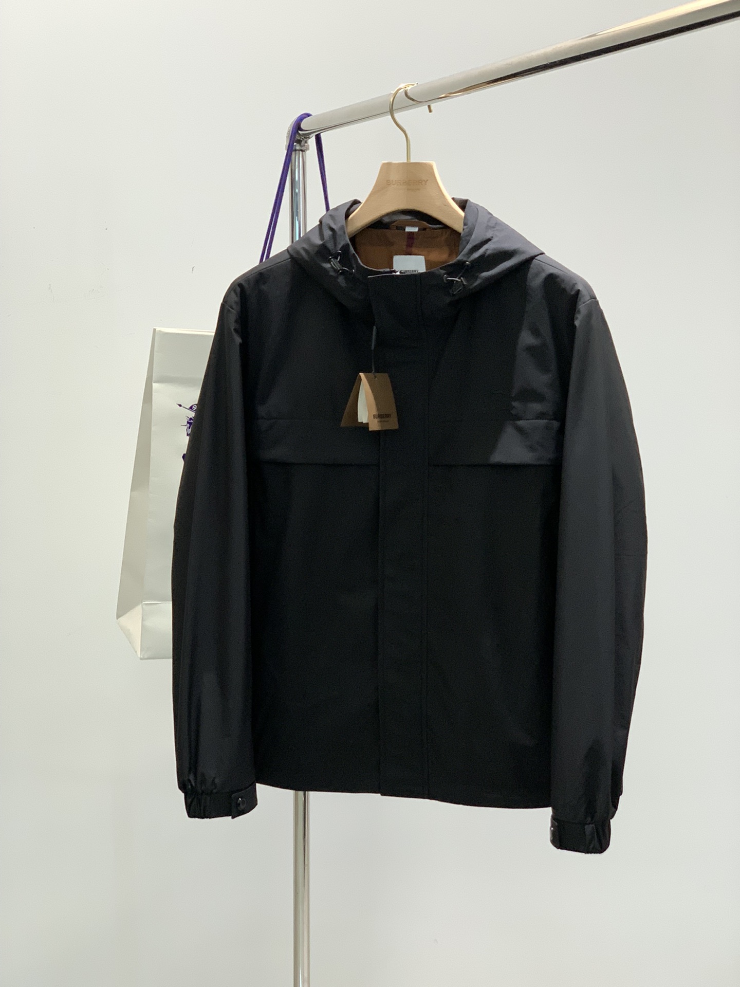 NO:486025,,Burberry Burberry, the latest spring products, available at the counter at the same time, original singles, fashionable and casual hooded jacket, imported original fabric, comfortable and breathable upper body, top-grade embroidery craft letter pattern decoration logo, original hardware and auxiliary decoration, extremely high grade, comfortable and versatile, handsome upper body, 2 colors recommendation, code number M-3XL, ,burberry, burberry, jackets & coats,hats,alexander wang19860909,Burberry 巴宝莉,春季最新品,专柜同步有售,原单狠货,时尚休闲连帽外套,进口原版面料,上身舒适透气,顶级刺绣工艺字母图案装饰logo,原版五金辅料装饰,档次极高,舒适百搭,上身帅气十足,2色推荐,码数M-3XL,,burberry,burberry,jackets & coats,hats,alexander wang,Men's clothing