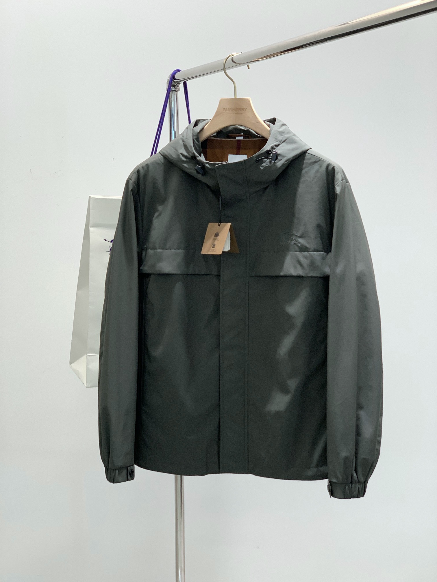 NO:162804,,Burberry Burberry, the latest products in spring 2025, the counter is available at the same time, original singles, fashionable and casual hooded jacket, imported original fabric, comfortable and breathable upper body, top-grade embroidery craft letter pattern decoration logo, original hardware and auxiliary decoration, extremely high grade, comfortable and versatile, top-body handsome, 2 colors recommended, code M-3XL, burberry, burberry, jackets & coats, hats, alexander wang19860909,Burberry 巴宝莉,2025春季最新品,专柜同步有售,原单狠货,时尚休闲连帽外套,进口原版面料,上身舒适透气,顶级刺绣工艺字母图案装饰logo,原版五金辅料装饰,档次极高,舒适百搭,上身帅气十足,2色推荐,码数M-3XL,,burberry,burberry,jackets & coats,hats,alexander wang,Men's clothing