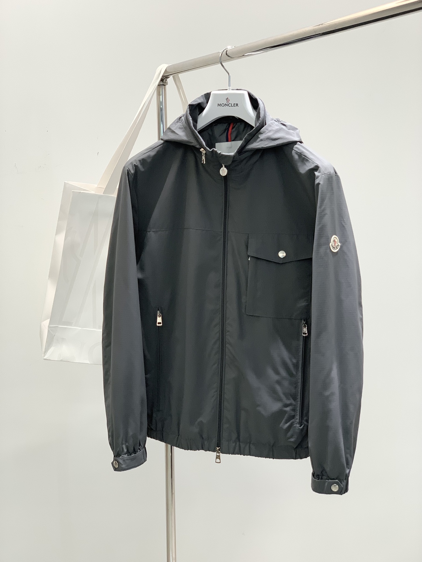 P，Moncler 蒙口，春季最新品，专柜同步有售，原单狠货，时尚休闲连帽外套，上身舒适！吸睛而有亮点，采用进口原版面料，顶级刺绣工艺字母图案logo，原版五金辅料装饰，简单而不失时尚，上身时尚帅气，⃣色推荐，码数：M-XL